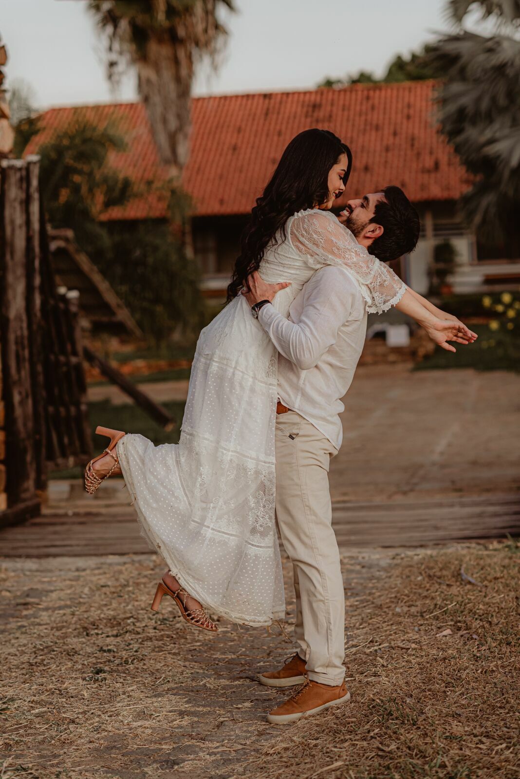 Foto Pré-wedding com flores bouganville rosa na fazenda - Sarah e Vitor Hugo - Imagem 37