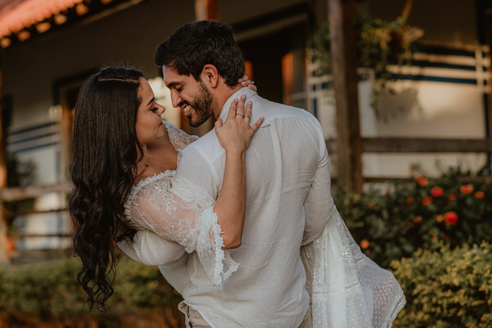 Foto Pré-wedding com flores bouganville rosa na fazenda - Sarah e Vitor Hugo - Imagem 24
