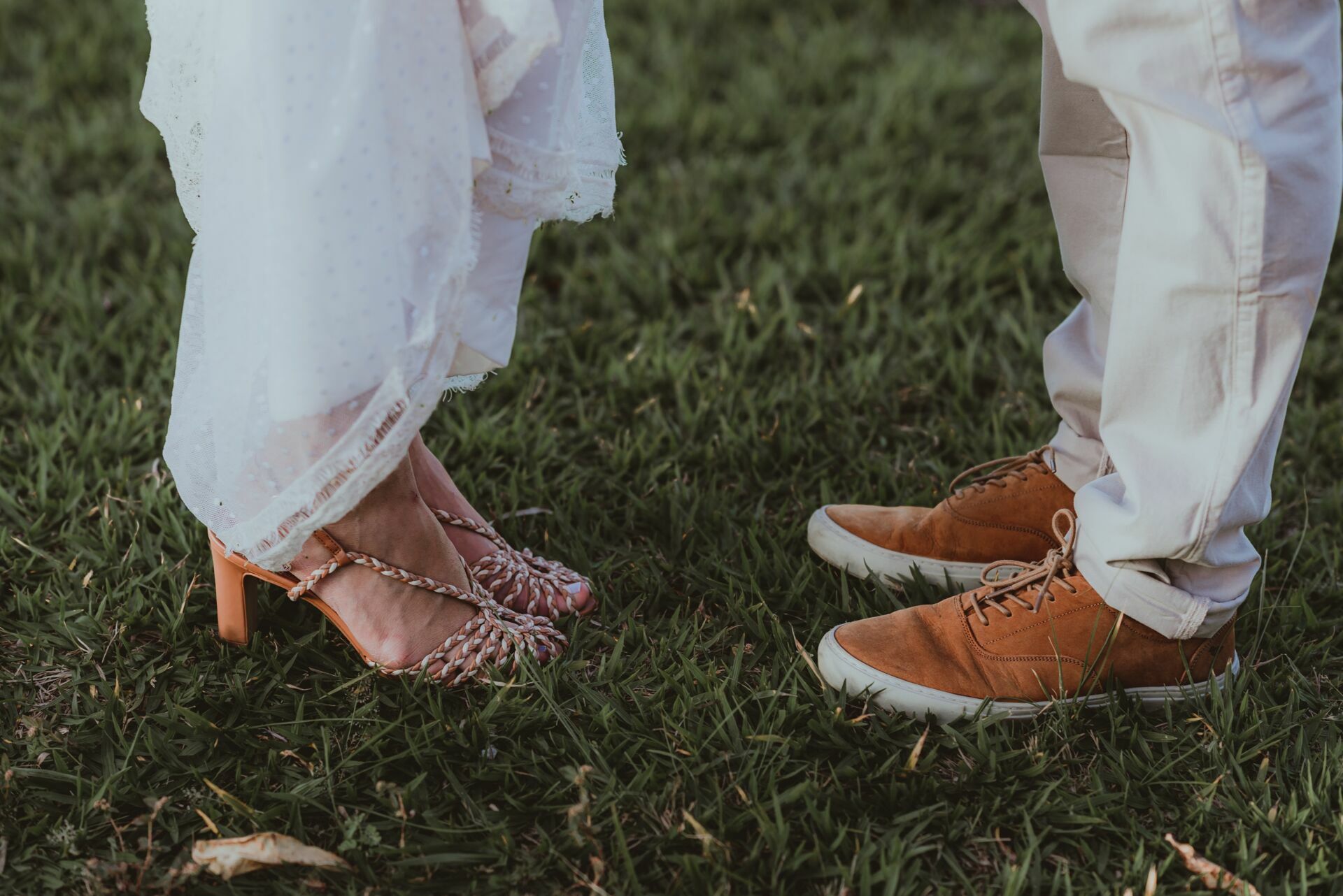 Foto Pré-wedding com flores bouganville rosa na fazenda - Sarah e Vitor Hugo - Imagem 9