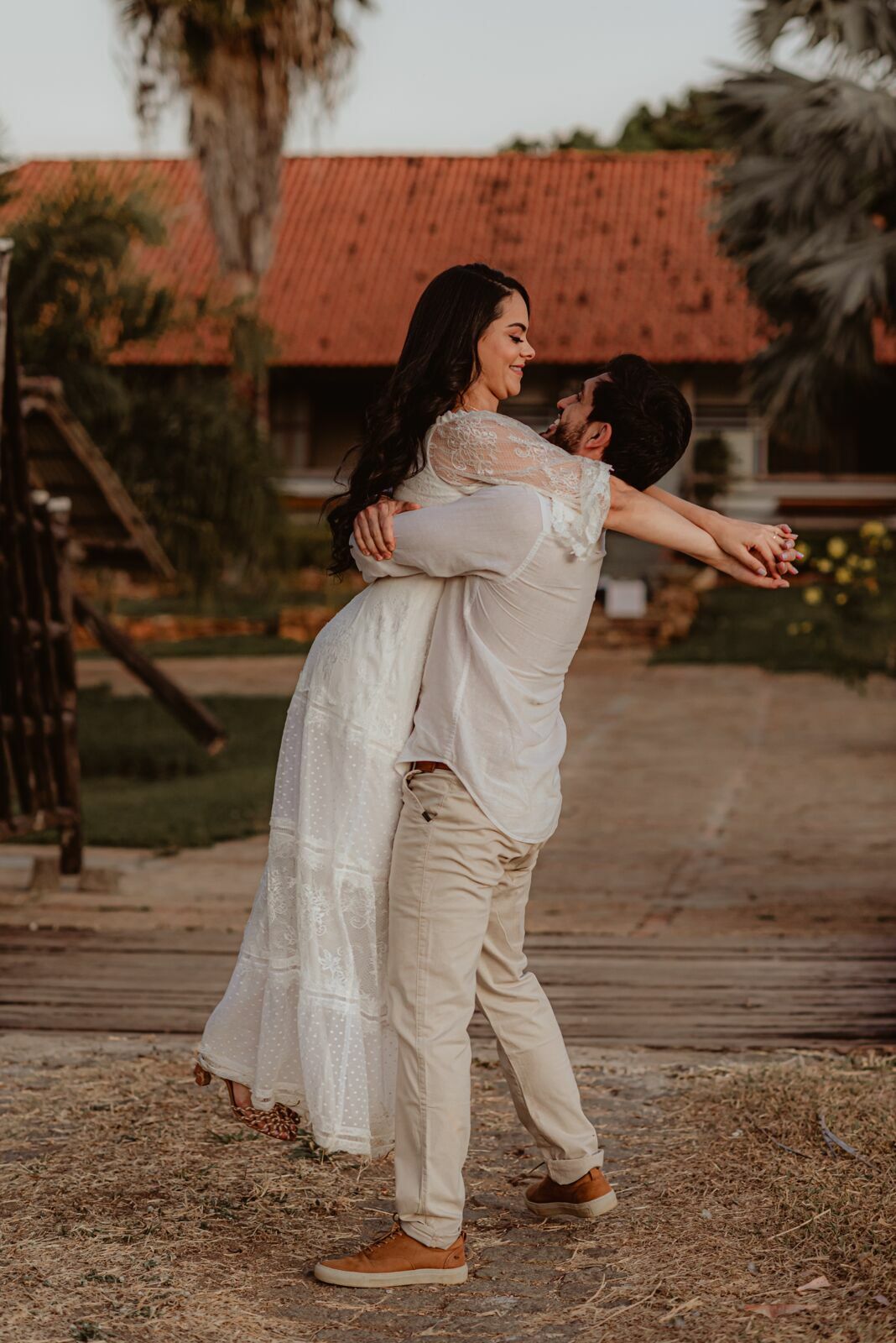 Foto Pré-wedding com flores bouganville rosa na fazenda - Sarah e Vitor Hugo - Imagem 35