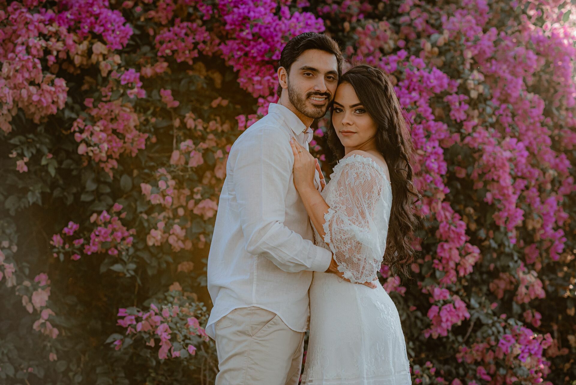 Foto Pré-wedding com flores bouganville rosa na fazenda - Sarah e Vitor Hugo - Imagem 13