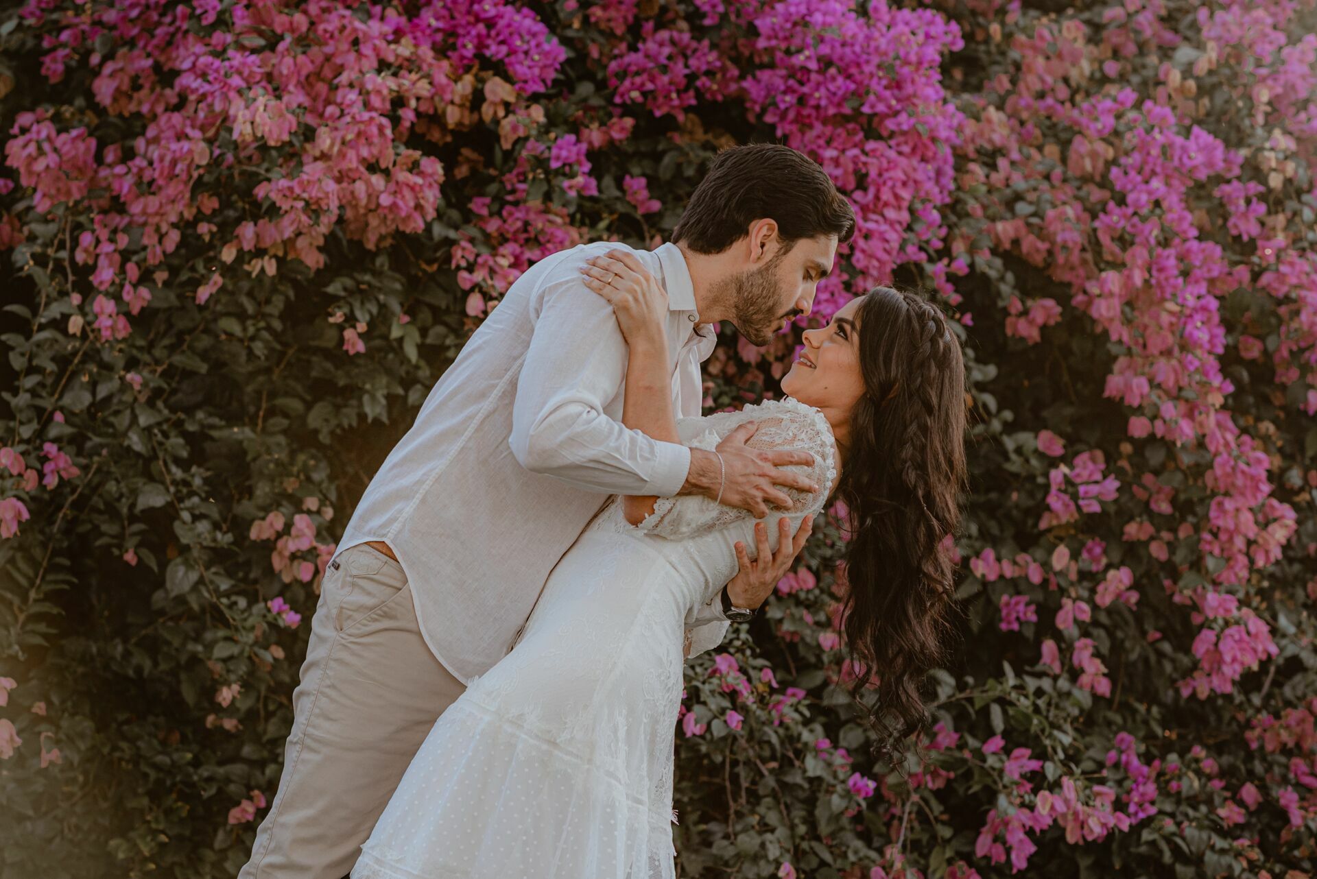 Foto Pré-wedding com flores bouganville rosa na fazenda - Sarah e Vitor Hugo - Imagem 10
