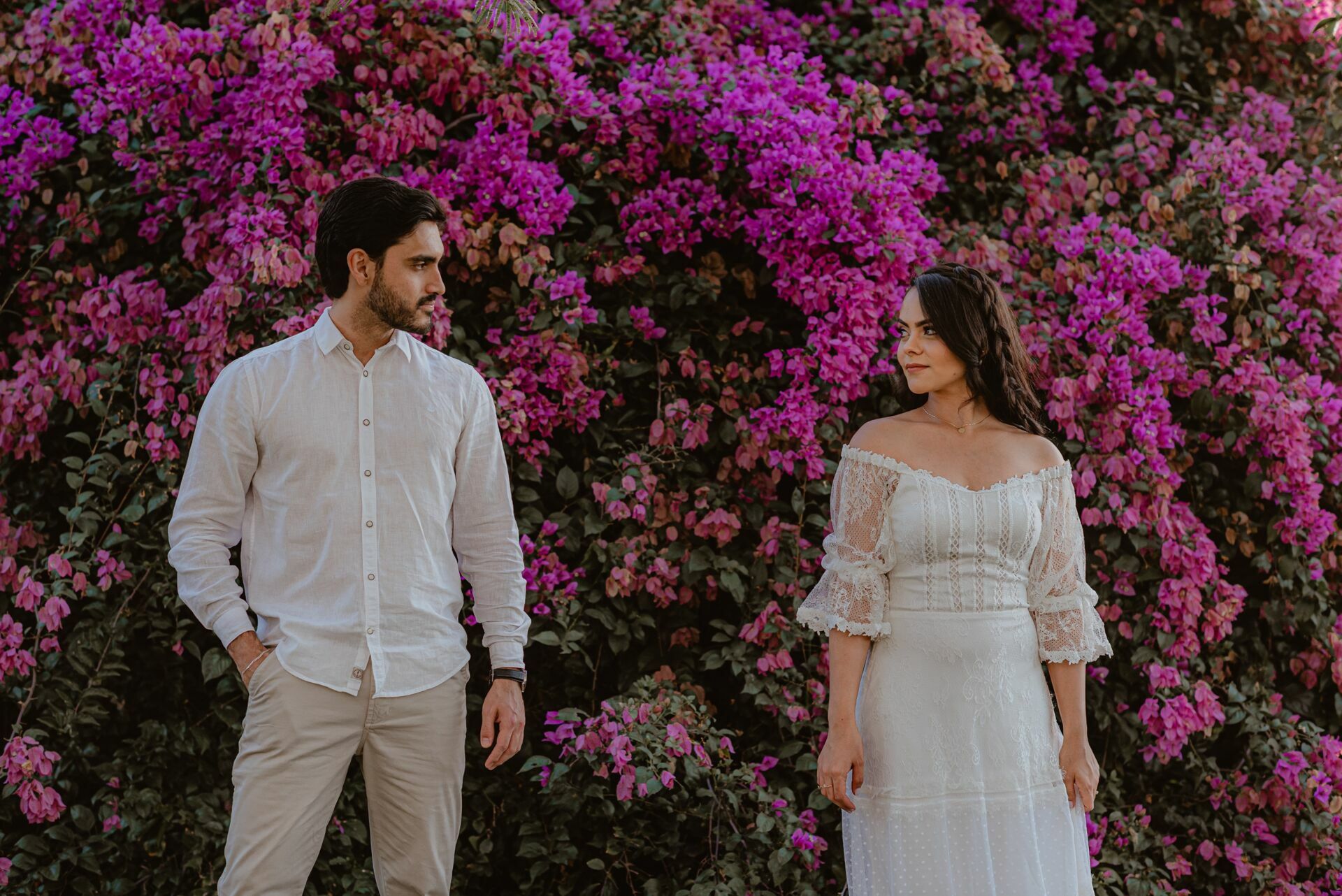 Foto Pré-wedding com flores bouganville rosa na fazenda - Sarah e Vitor Hugo - Imagem 14