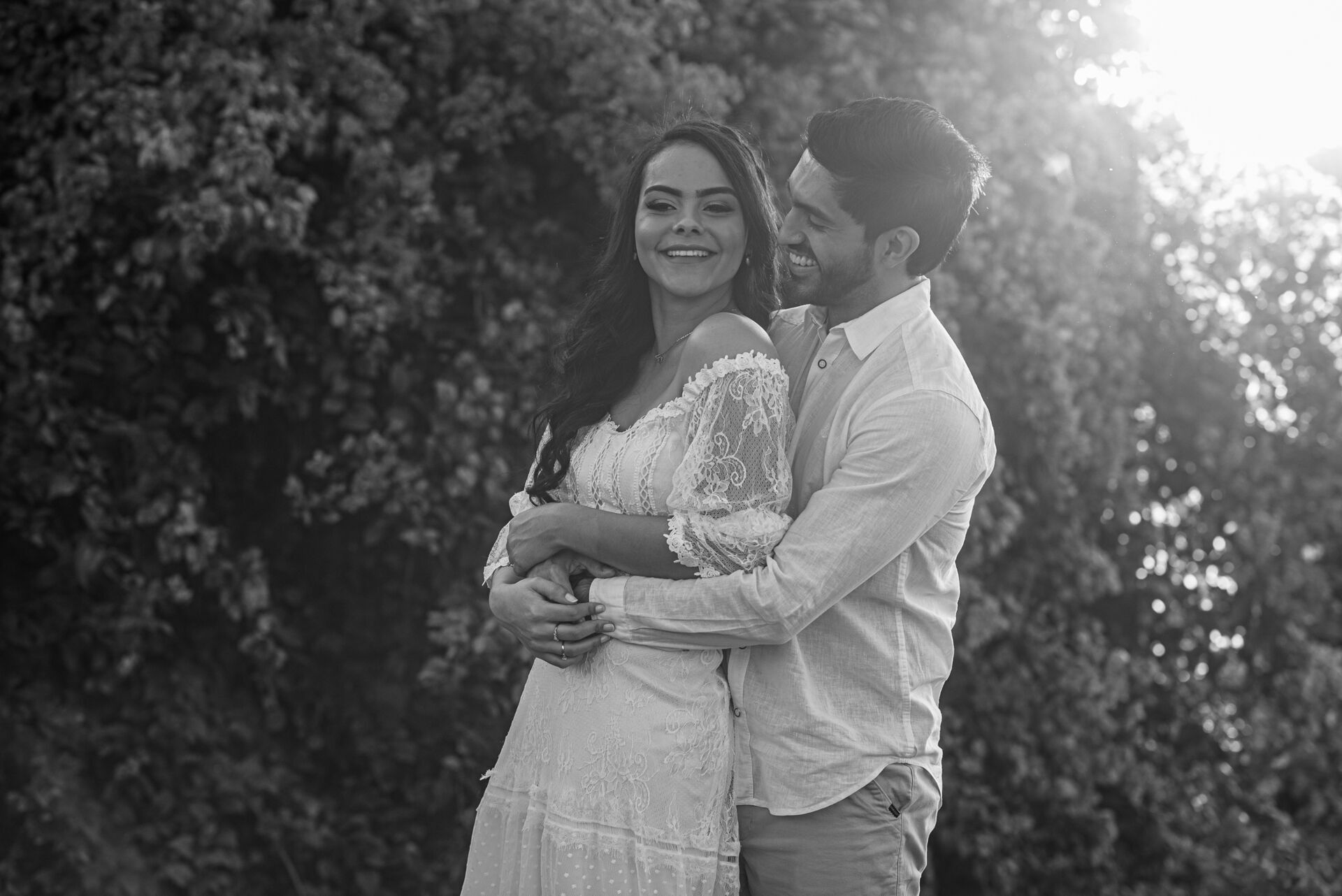 Foto Pré-wedding com flores bouganville rosa na fazenda - Sarah e Vitor Hugo - Imagem 18