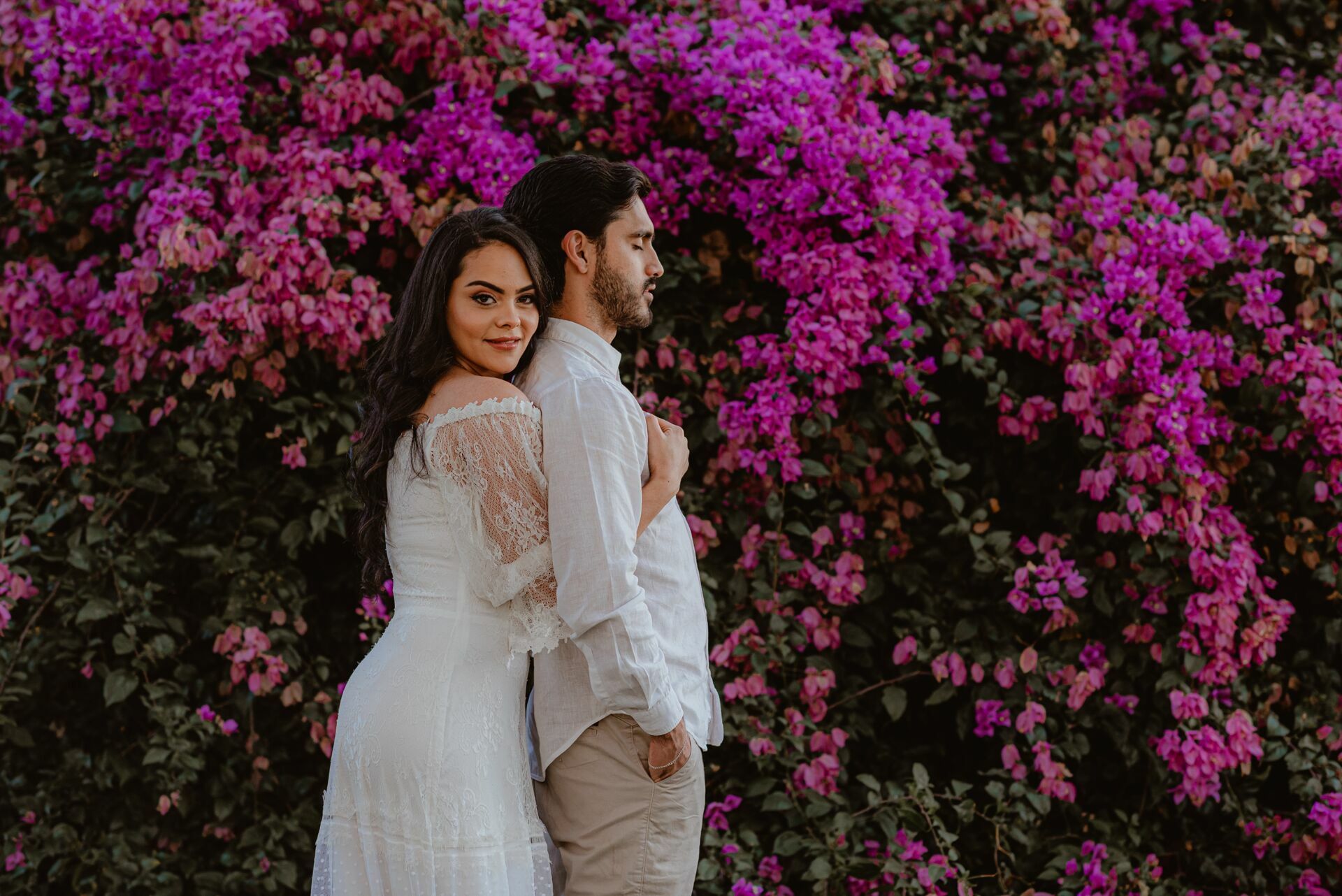 Foto Pré-wedding com flores bouganville rosa na fazenda - Sarah e Vitor Hugo - Imagem 15