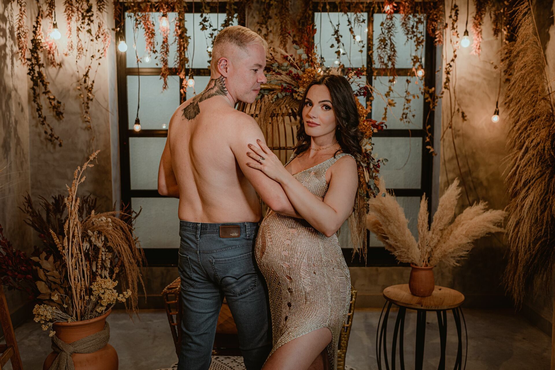 Foto Ensaio fotográfico gestante em Studio - Studio Revoloft em Goiás - pet friendly - Imagem 1