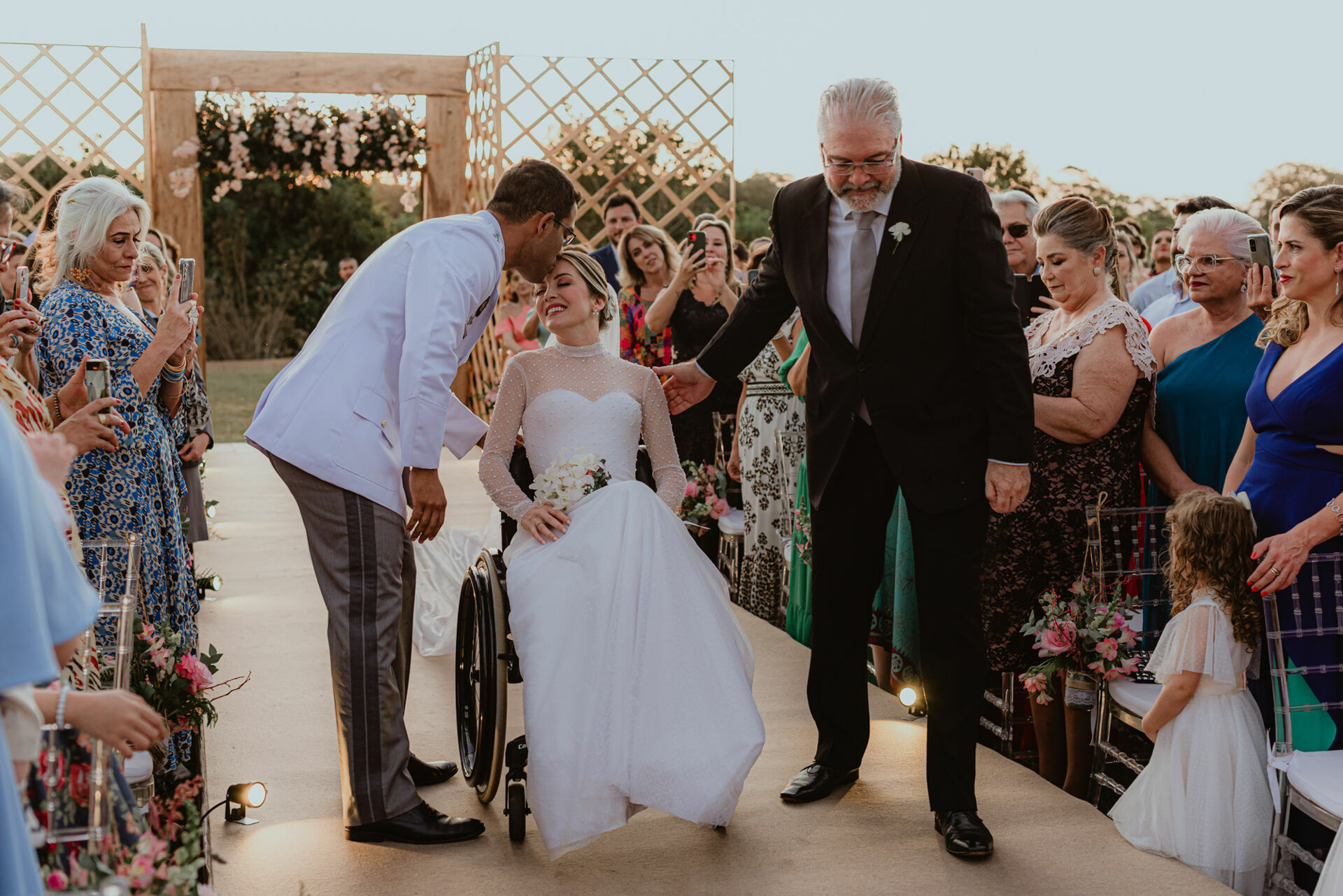 Foto Paraquedista que ficou tetraplégica se casa em uma linda cerimônia em fim de tarde na Fazenda Nova Conceição em Goiás - Raquel e Lages - Imagem 51