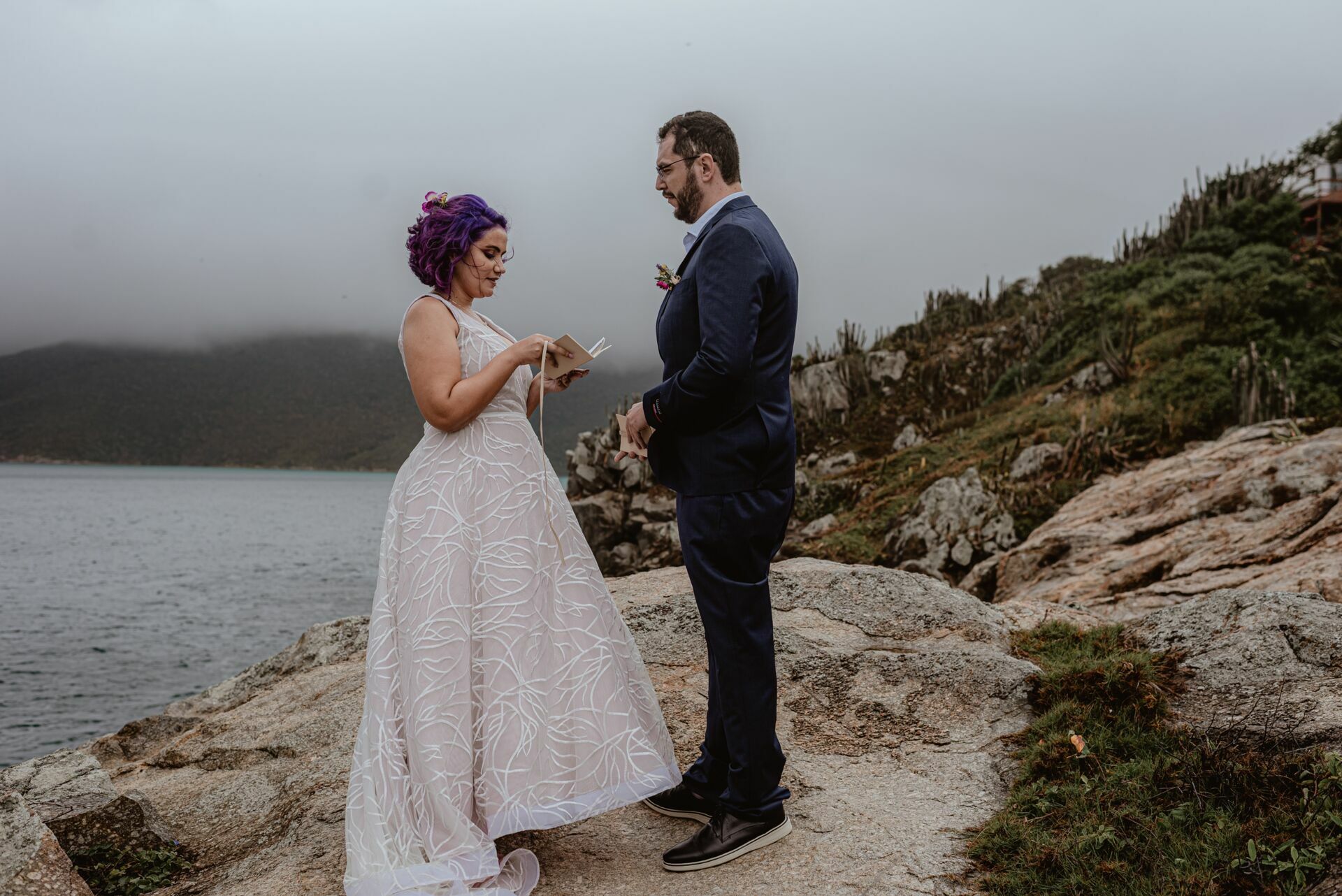 Foto Elopement Wedding em Arraial do Cabo com uma vista para o mar - Jéssica e Victor - Imagem 61