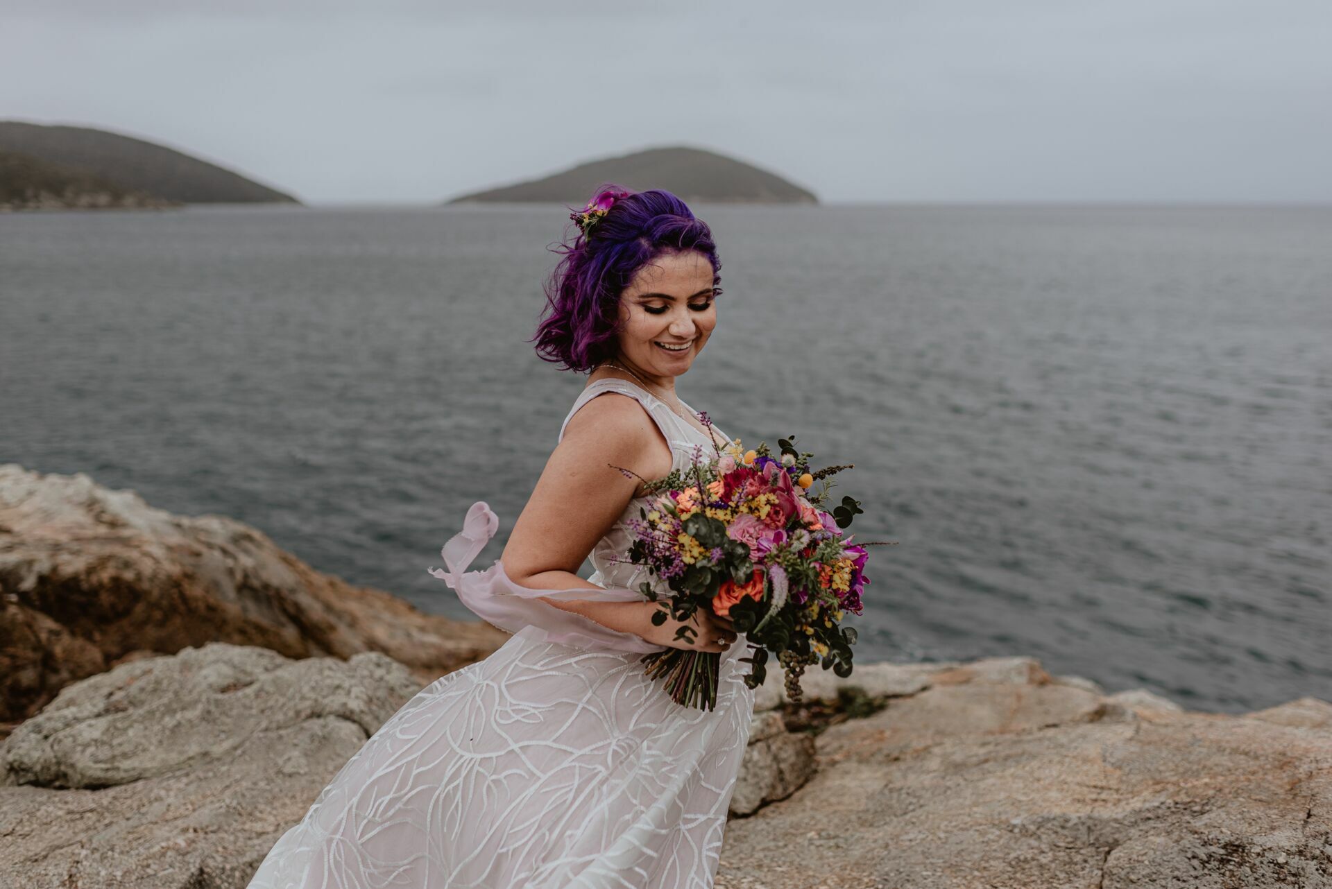Foto Elopement Wedding em Arraial do Cabo com uma vista para o mar - Jéssica e Victor - Imagem 77