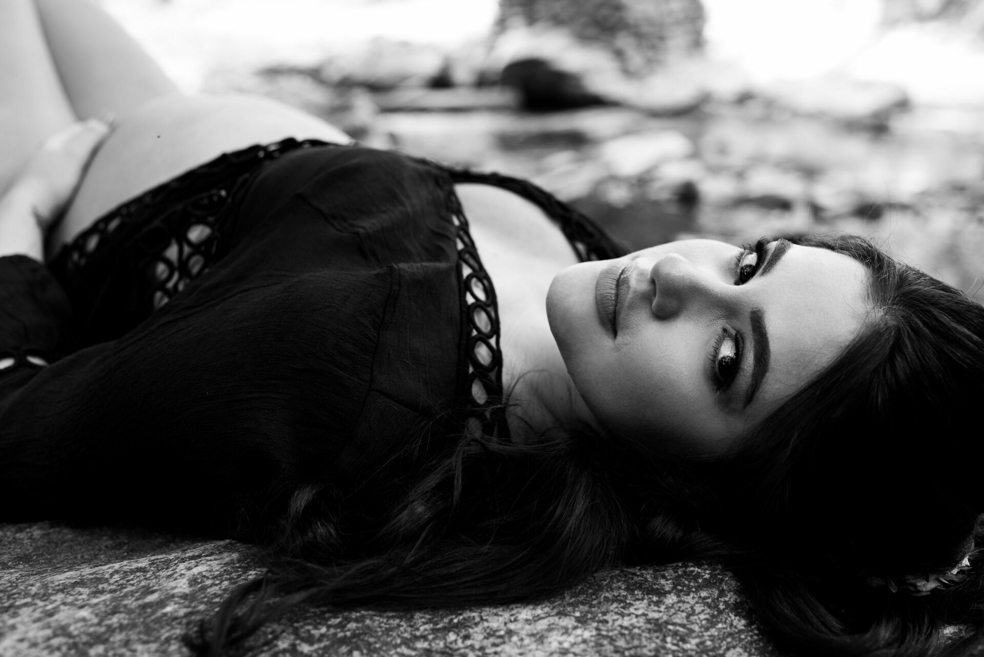 Foto Ensaio Fotográfico de gestante na Cachoeira Usina Velha em Pirenópolis de Goiás - Imagem 3