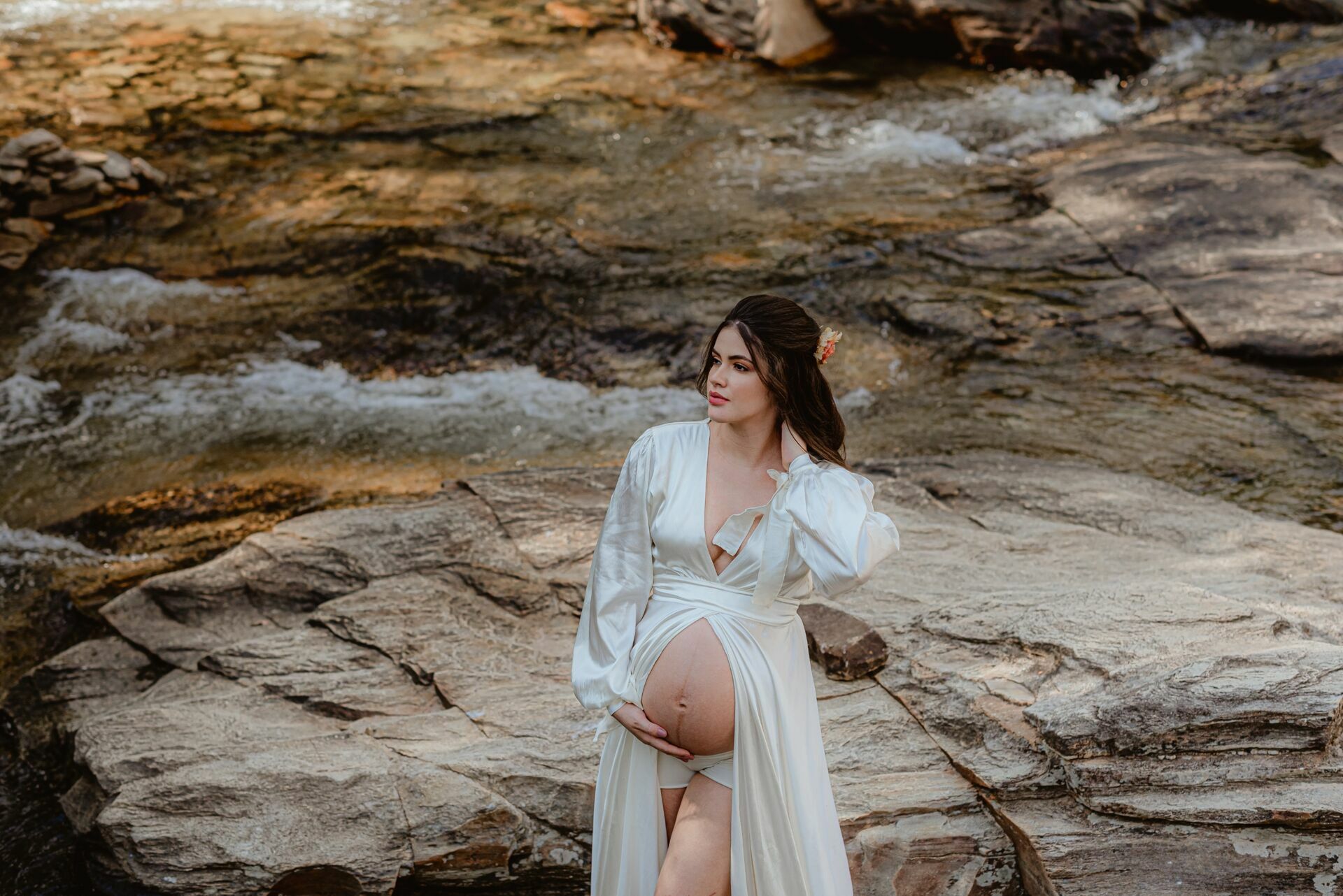 Foto Ensaio Fotográfico de gestante na Cachoeira Usina Velha em Pirenópolis de Goiás - Imagem 14