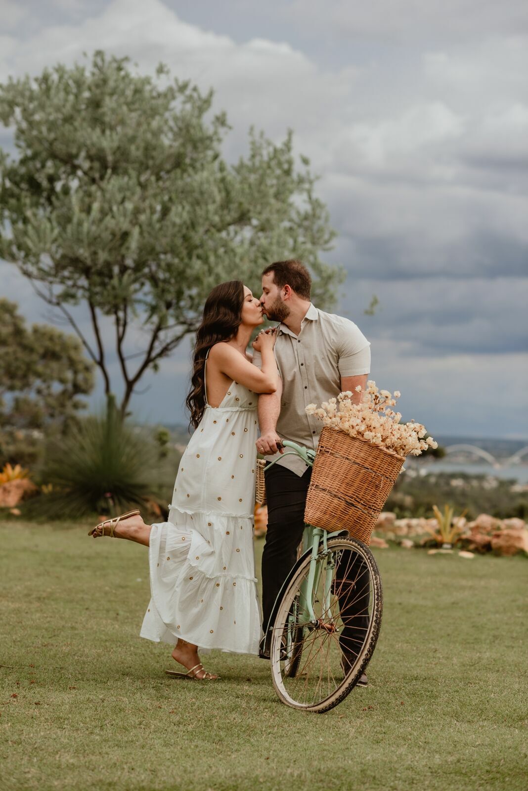 Foto Pré-wedding romântico com bike e flores na Villa Giardini DF - Karine e Gabriel Foto Pré-wedding romântico com bike e flores na Villa Giardini DF - Karine e Gabriel - Imagem 35