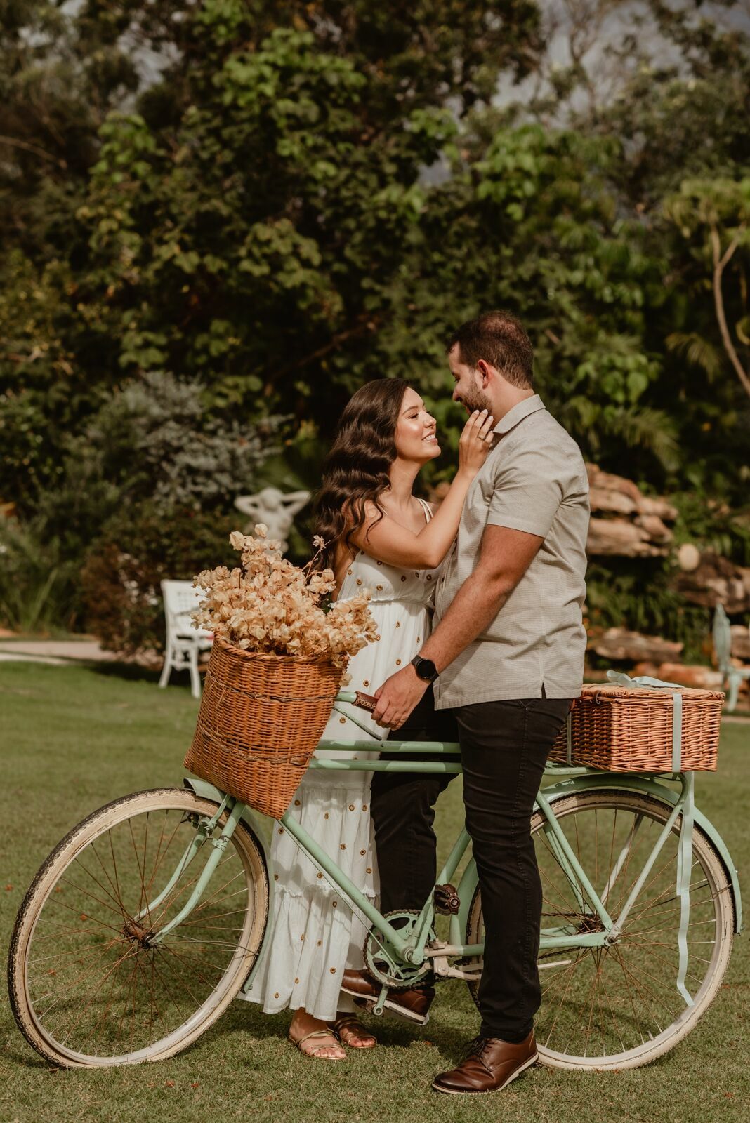 Foto Pré-wedding romântico com bike e flores na Villa Giardini DF - Karine e Gabriel Foto Pré-wedding romântico com bike e flores na Villa Giardini DF - Karine e Gabriel - Imagem 30