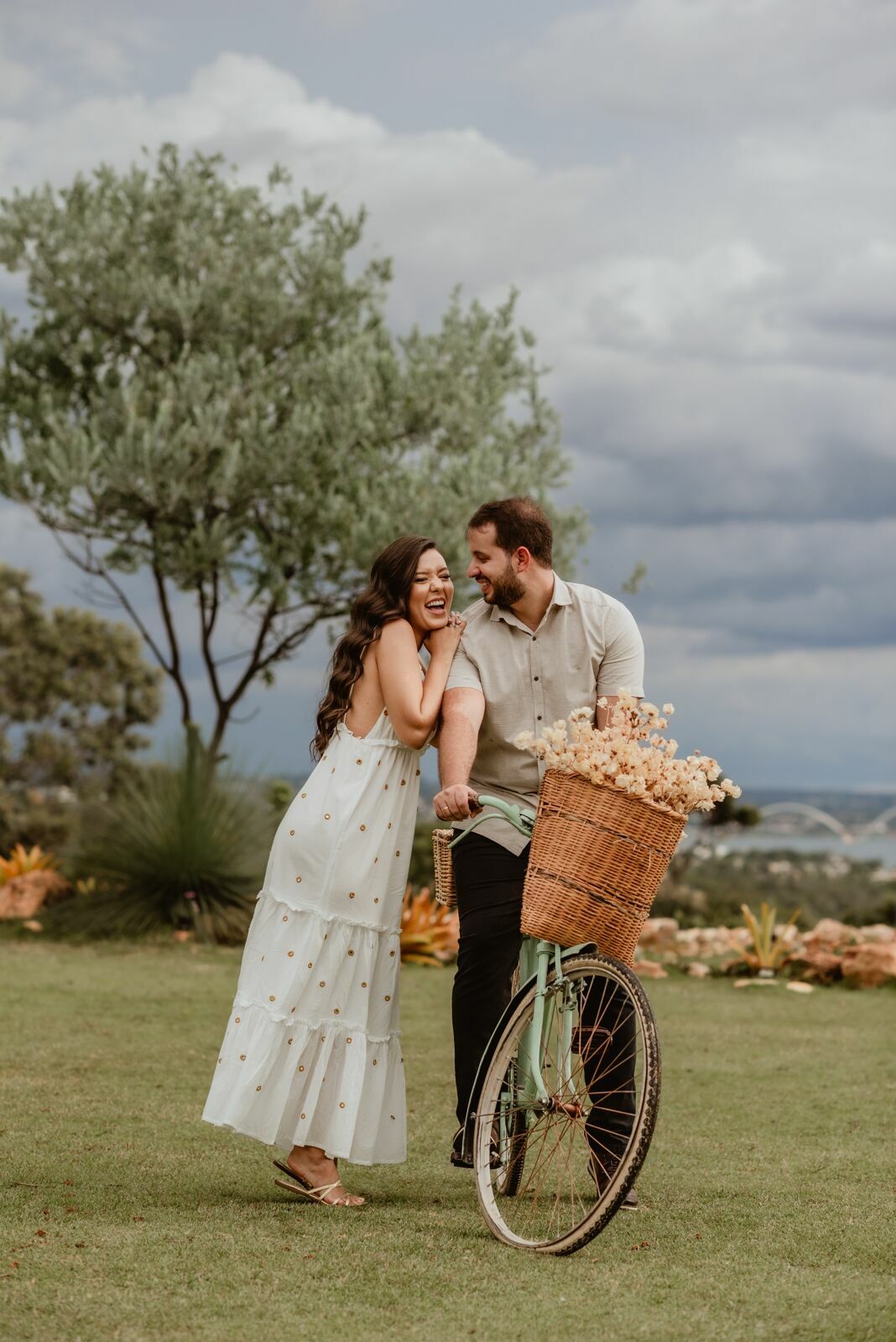 Foto Pré-wedding romântico com bike e flores na Villa Giardini DF - Karine e Gabriel Foto Pré-wedding romântico com bike e flores na Villa Giardini DF - Karine e Gabriel - Imagem 34