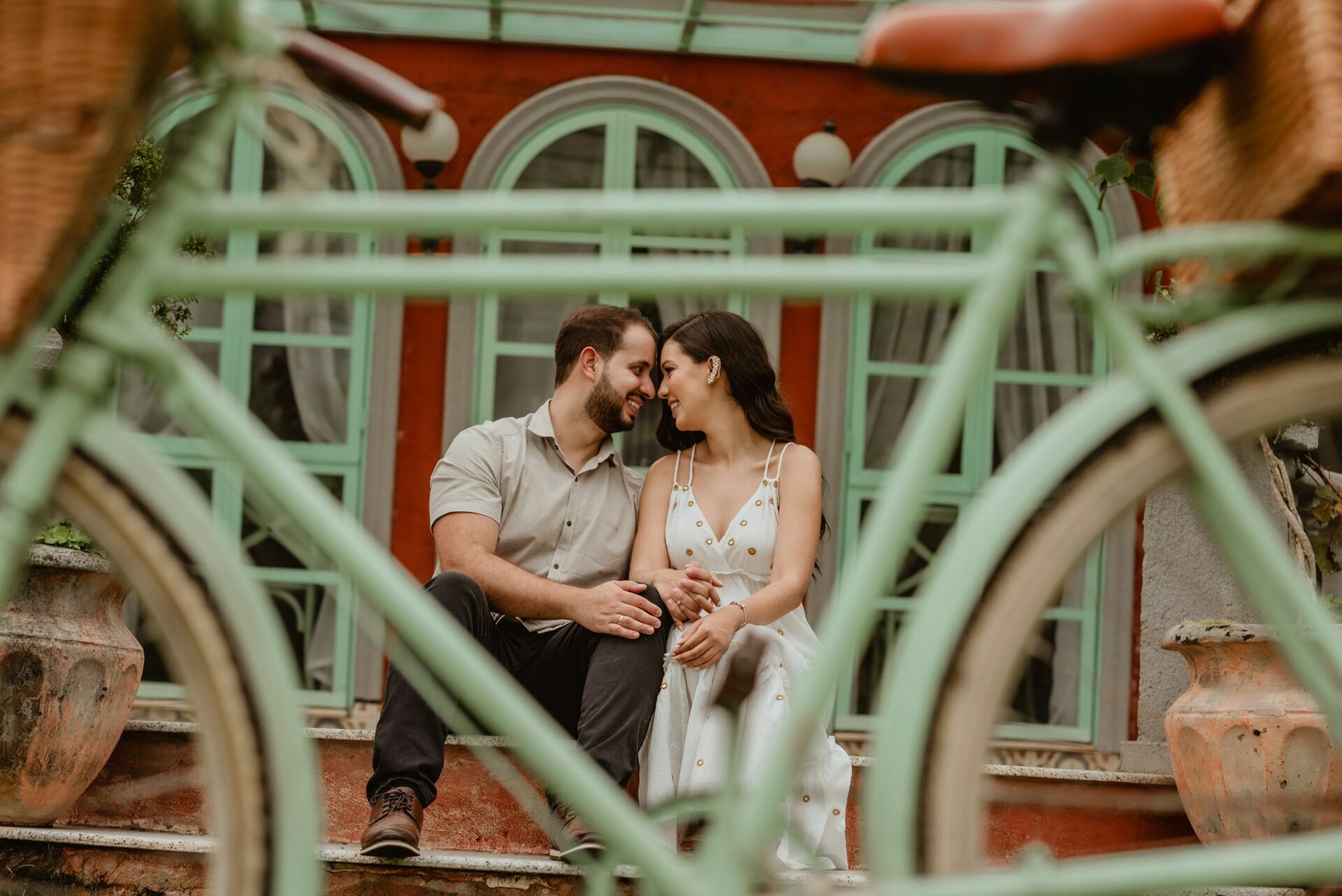 Foto Pré-wedding romântico com bike e flores na Villa Giardini DF - Karine e Gabriel Foto Pré-wedding romântico com bike e flores na Villa Giardini DF - Karine e Gabriel - Imagem 78