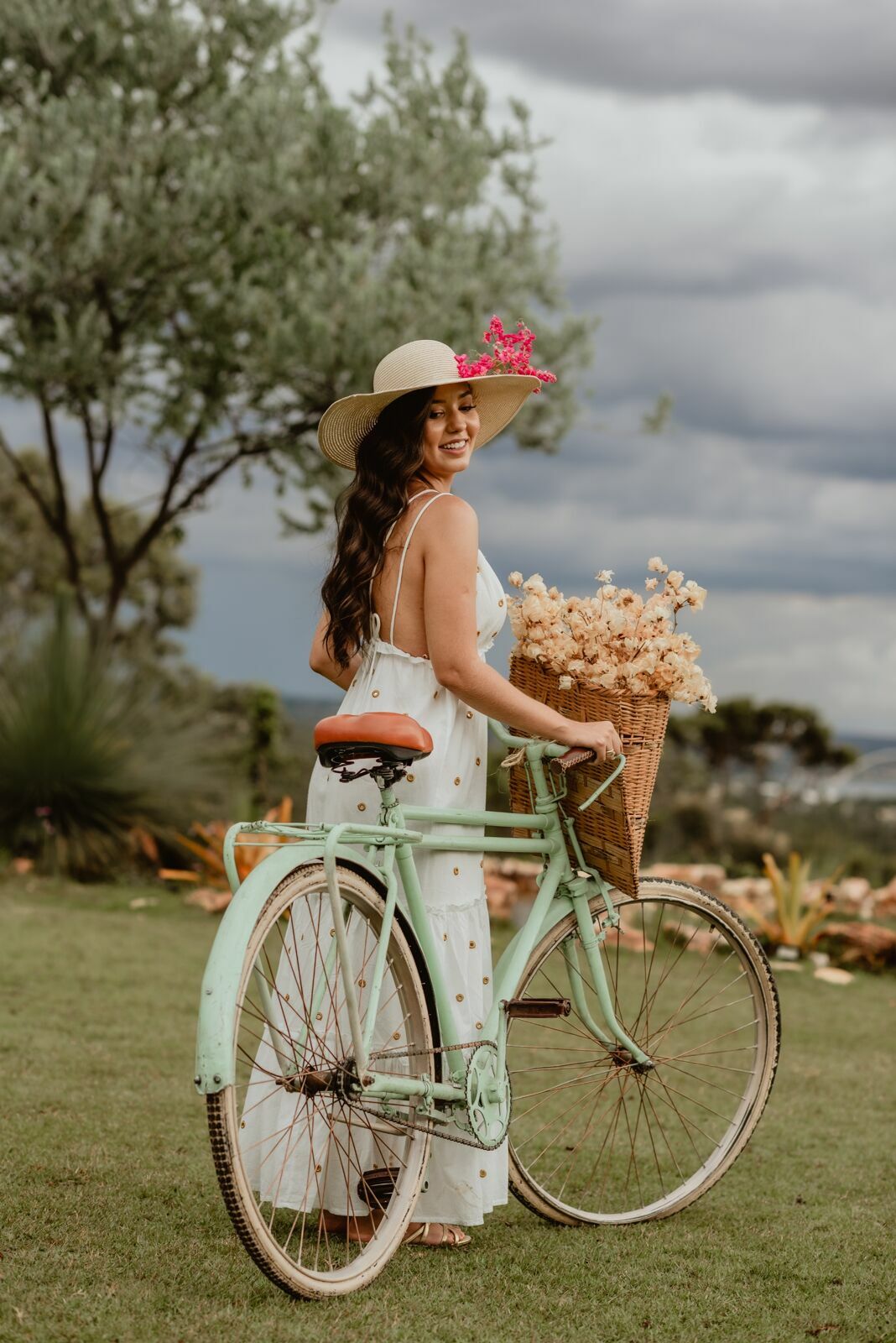 Foto Pré-wedding romântico com bike e flores na Villa Giardini DF - Karine e Gabriel Foto Pré-wedding romântico com bike e flores na Villa Giardini DF - Karine e Gabriel - Imagem 57