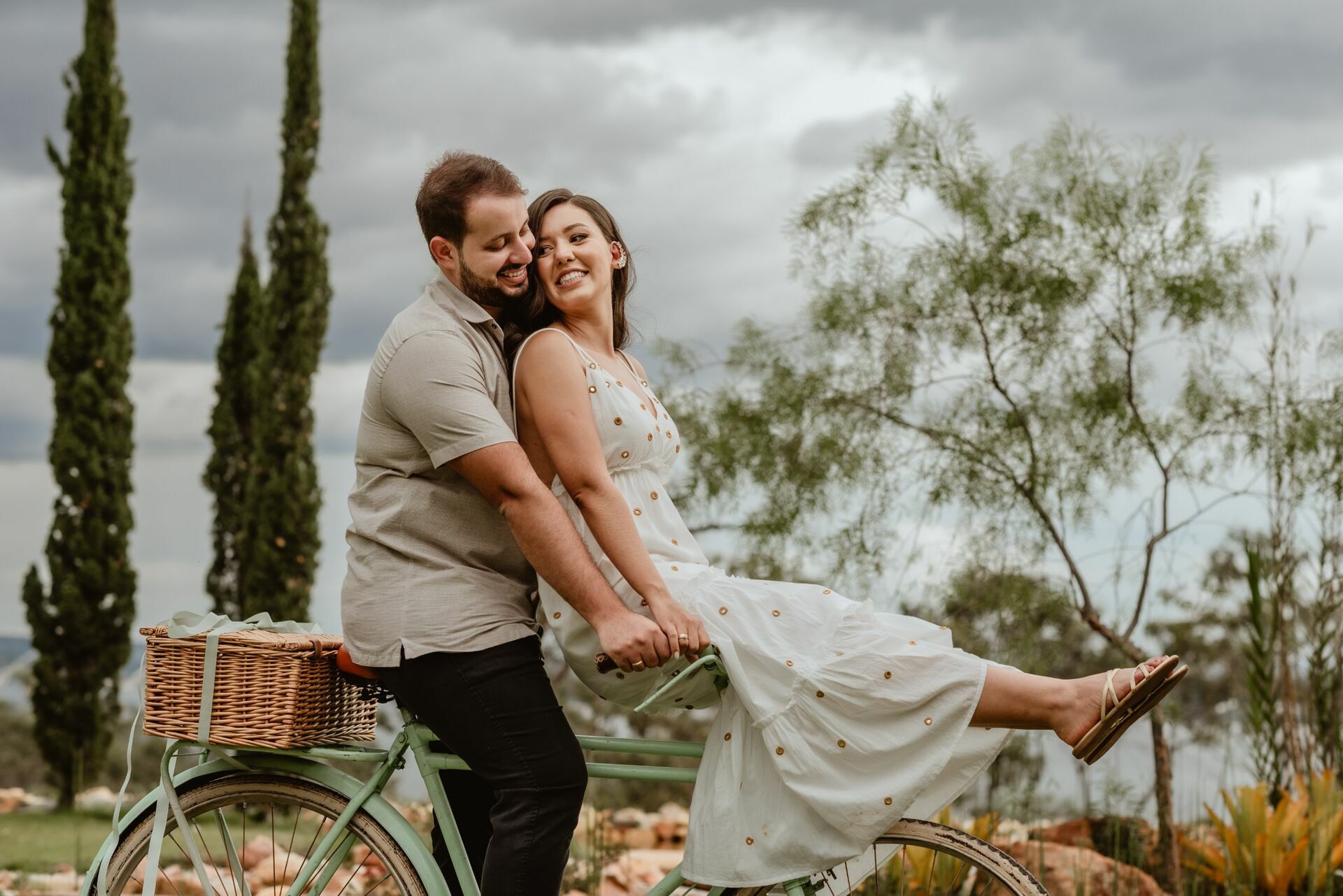 Foto Pré-wedding romântico com bike e flores na Villa Giardini DF - Karine e Gabriel Foto Pré-wedding romântico com bike e flores na Villa Giardini DF - Karine e Gabriel - Imagem 71
