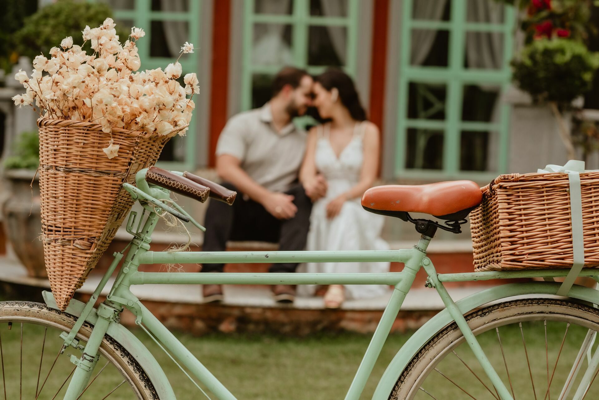 Foto Pré-wedding romântico com bike e flores na Villa Giardini DF - Karine e Gabriel Foto Pré-wedding romântico com bike e flores na Villa Giardini DF - Karine e Gabriel - Imagem 77