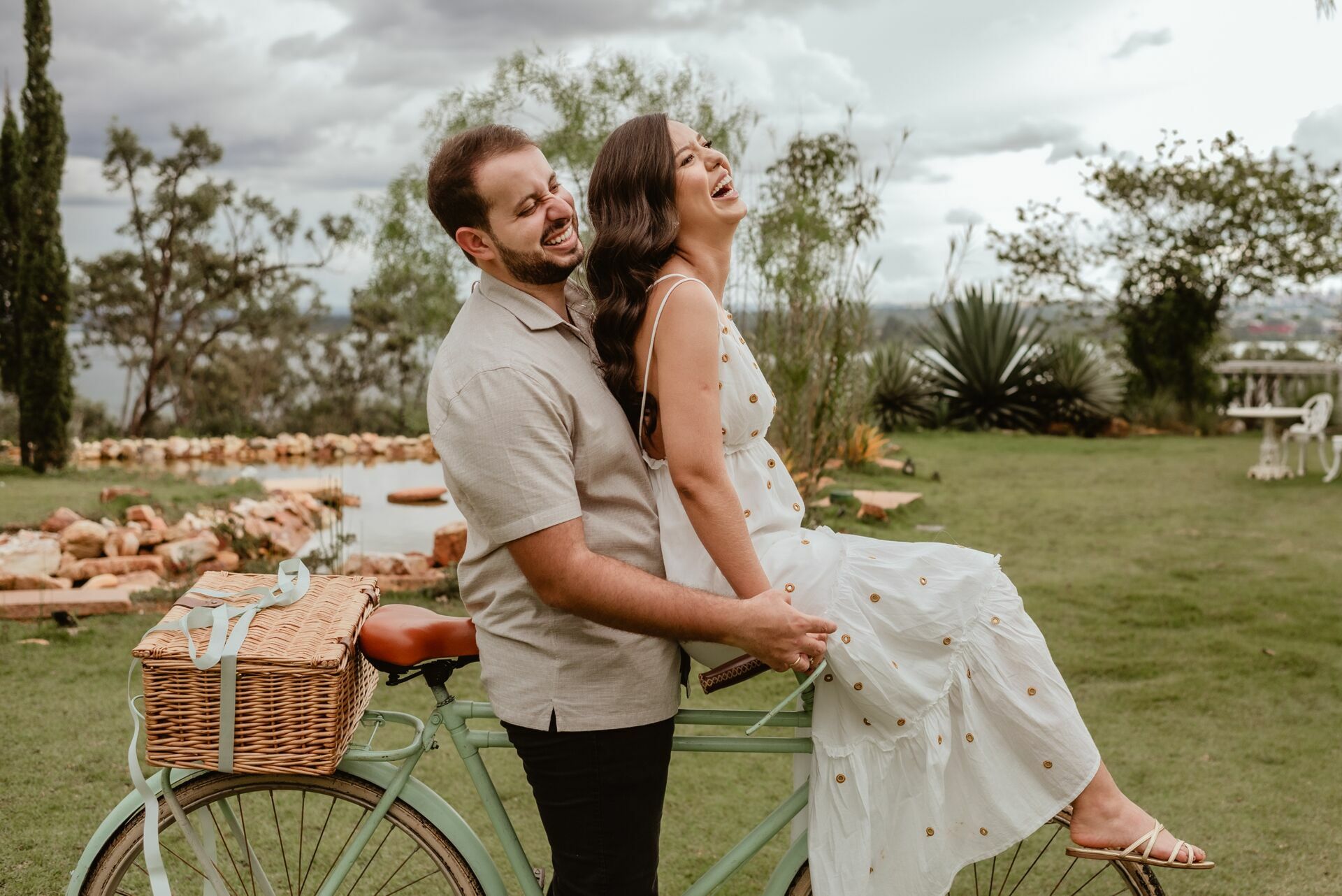 Foto Pré-wedding romântico com bike e flores na Villa Giardini DF - Karine e Gabriel Foto Pré-wedding romântico com bike e flores na Villa Giardini DF - Karine e Gabriel - Imagem 69