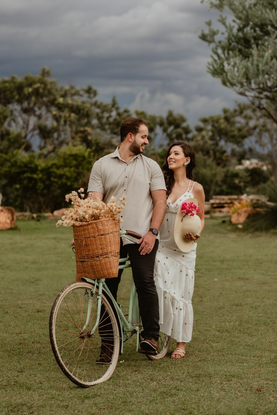 Foto Pré-wedding romântico com bike e flores na Villa Giardini DF - Karine e Gabriel Foto Pré-wedding romântico com bike e flores na Villa Giardini DF - Karine e Gabriel - Imagem 55