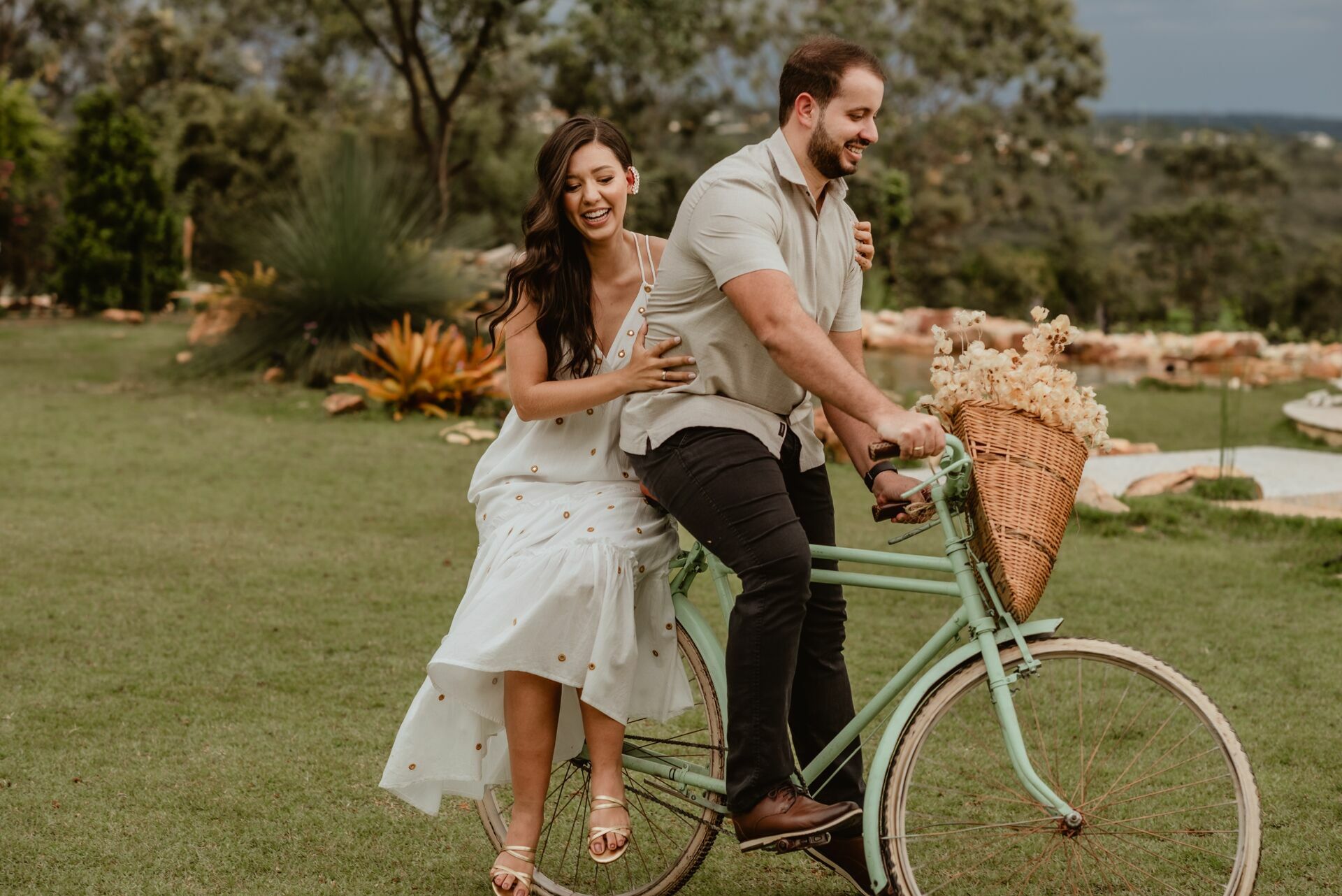 Foto Pré-wedding romântico com bike e flores na Villa Giardini DF - Karine e Gabriel Foto Pré-wedding romântico com bike e flores na Villa Giardini DF - Karine e Gabriel - Imagem 66