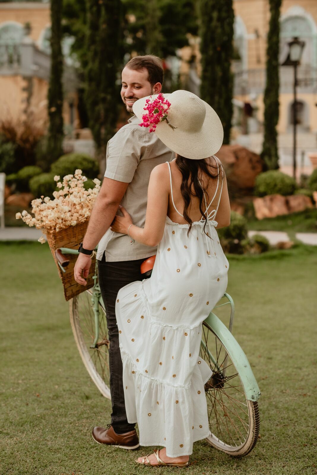 Foto Pré-wedding romântico com bike e flores na Villa Giardini DF - Karine e Gabriel Foto Pré-wedding romântico com bike e flores na Villa Giardini DF - Karine e Gabriel - Imagem 53