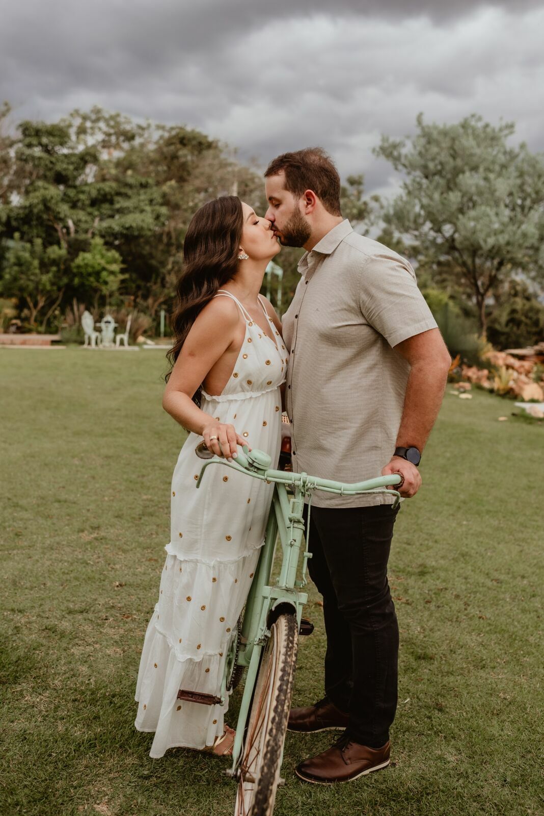 Foto Pré-wedding romântico com bike e flores na Villa Giardini DF - Karine e Gabriel Foto Pré-wedding romântico com bike e flores na Villa Giardini DF - Karine e Gabriel - Imagem 76
