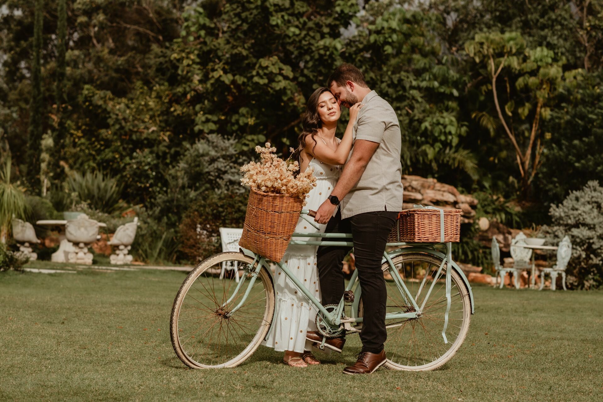 Foto Pré-wedding romântico com bike e flores na Villa Giardini DF - Karine e Gabriel Foto Pré-wedding romântico com bike e flores na Villa Giardini DF - Karine e Gabriel - Imagem 31