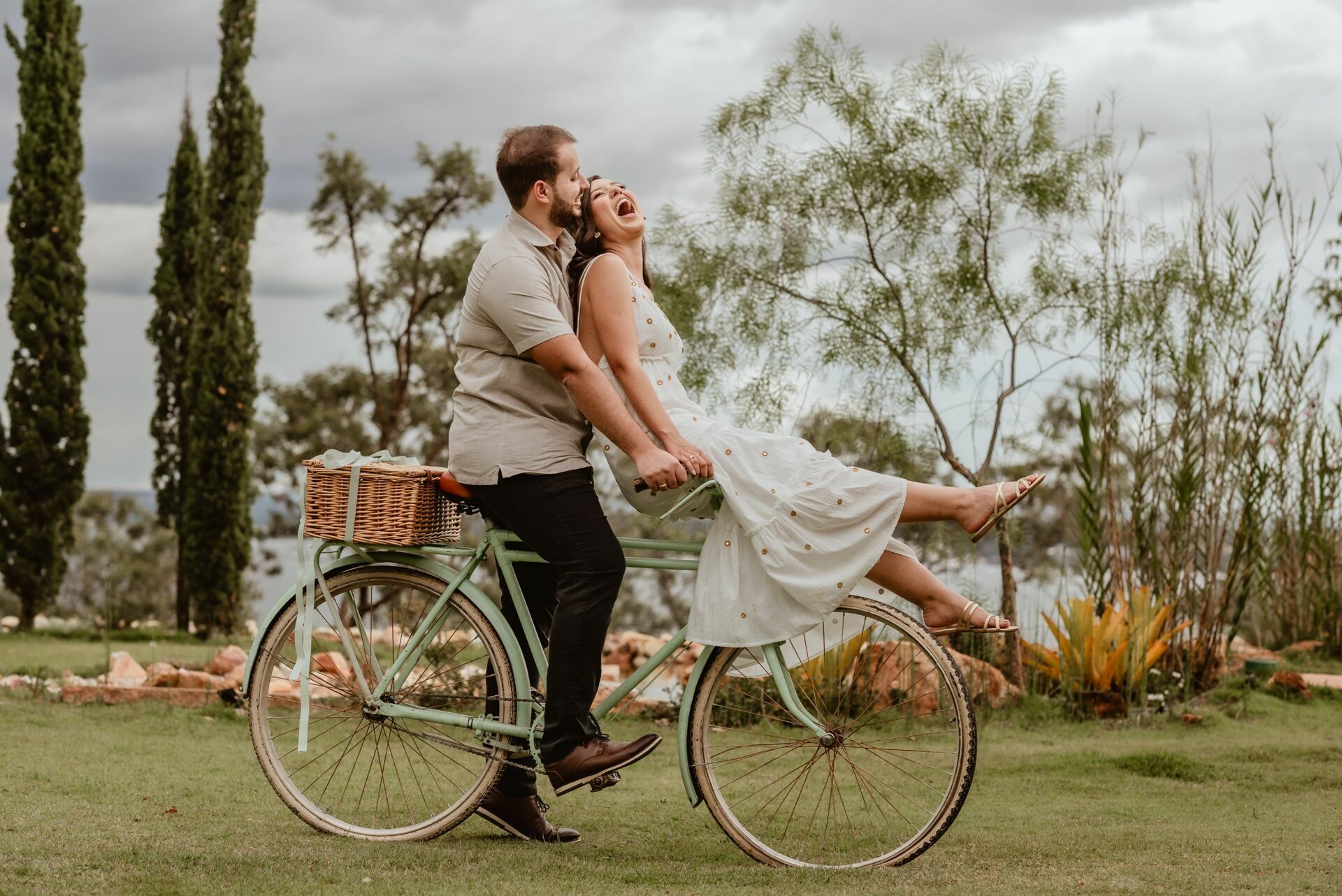 Foto Pré-wedding romântico com bike e flores na Villa Giardini DF - Karine e Gabriel Foto Pré-wedding romântico com bike e flores na Villa Giardini DF - Karine e Gabriel - Imagem 72