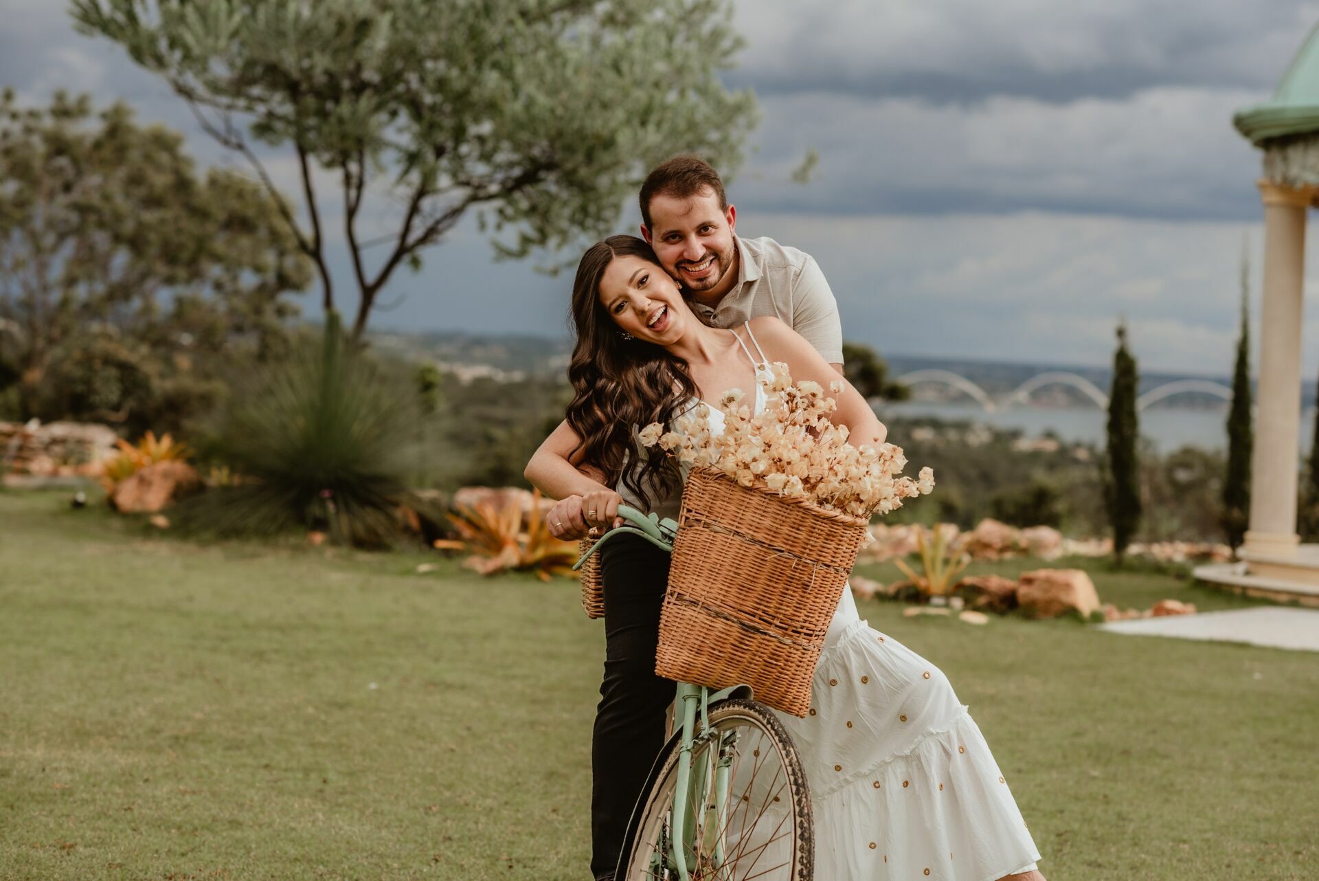 Foto Pré-wedding romântico com bike e flores na Villa Giardini DF - Karine e Gabriel Foto Pré-wedding romântico com bike e flores na Villa Giardini DF - Karine e Gabriel - Imagem 42