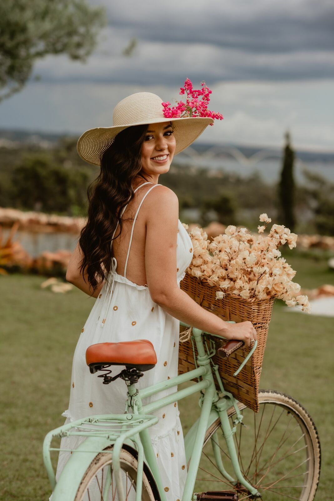 Foto Pré-wedding romântico com bike e flores na Villa Giardini DF - Karine e Gabriel Foto Pré-wedding romântico com bike e flores na Villa Giardini DF - Karine e Gabriel - Imagem 59