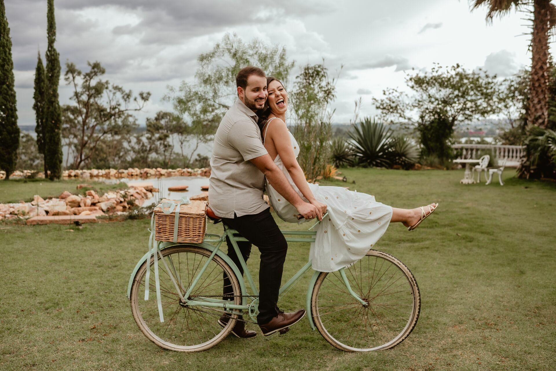 Foto Pré-wedding romântico com bike e flores na Villa Giardini DF - Karine e Gabriel Foto Pré-wedding romântico com bike e flores na Villa Giardini DF - Karine e Gabriel - Imagem 70