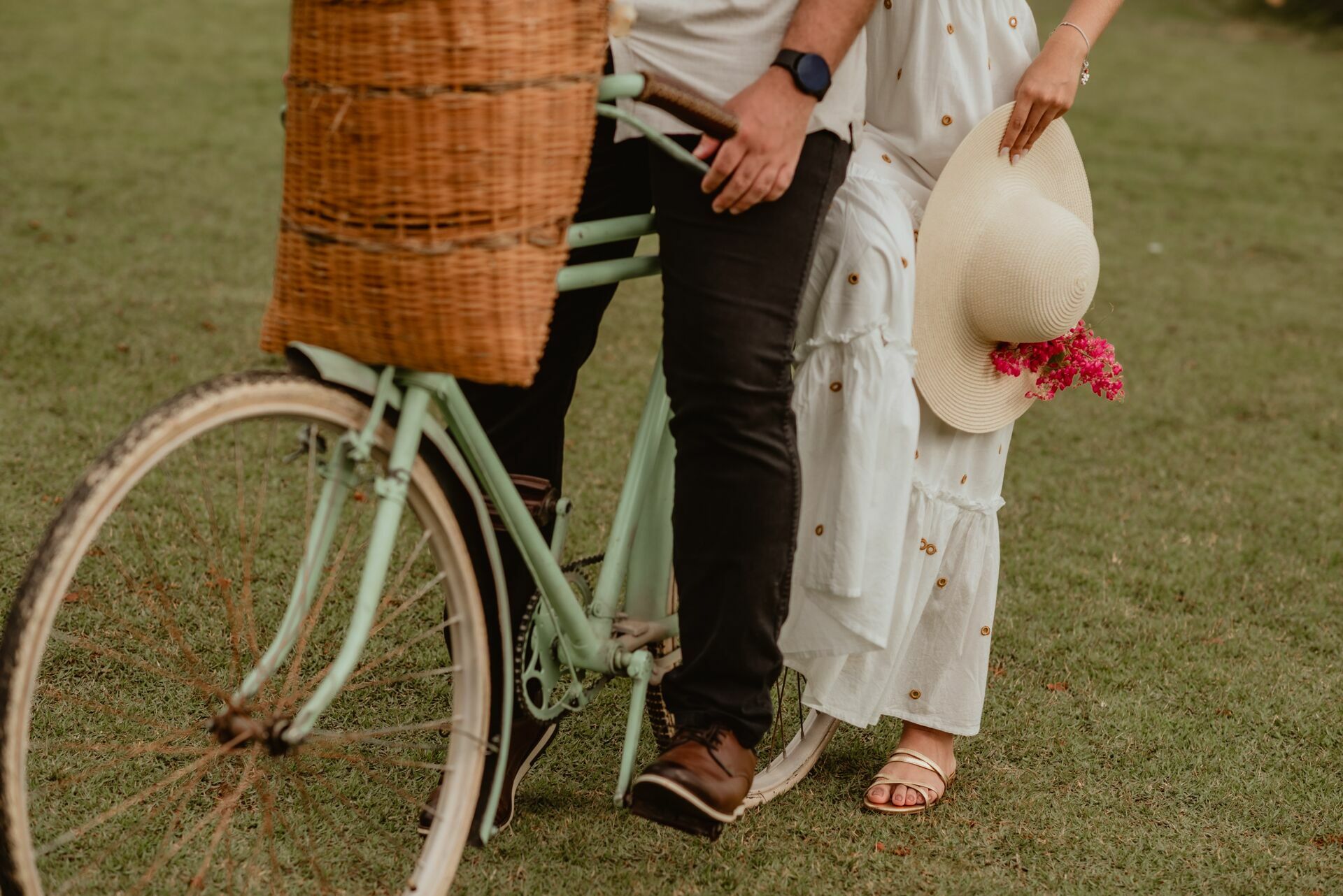 Foto Pré-wedding romântico com bike e flores na Villa Giardini DF - Karine e Gabriel Foto Pré-wedding romântico com bike e flores na Villa Giardini DF - Karine e Gabriel - Imagem 54