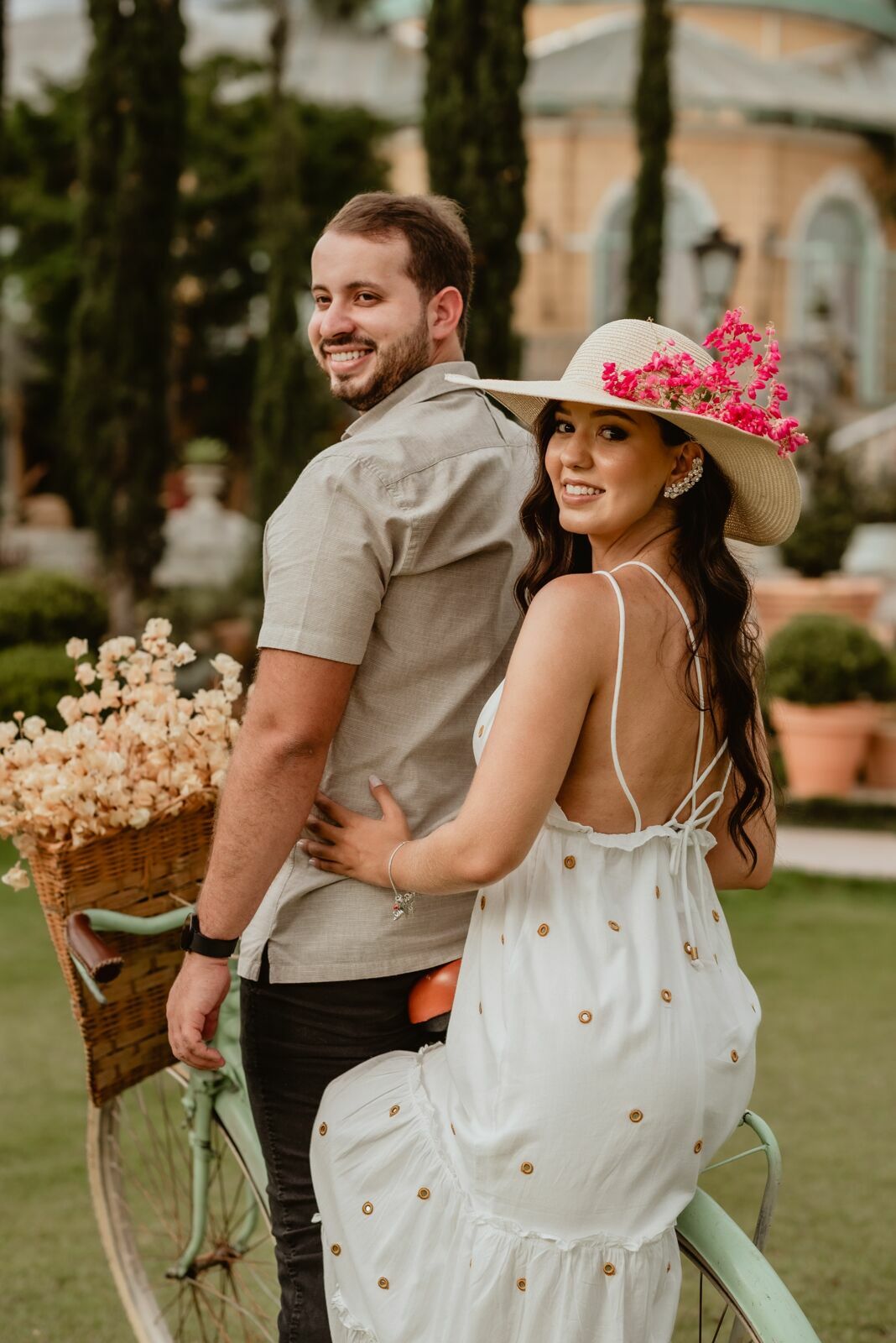 Foto Pré-wedding romântico com bike e flores na Villa Giardini DF - Karine e Gabriel Foto Pré-wedding romântico com bike e flores na Villa Giardini DF - Karine e Gabriel - Imagem 52