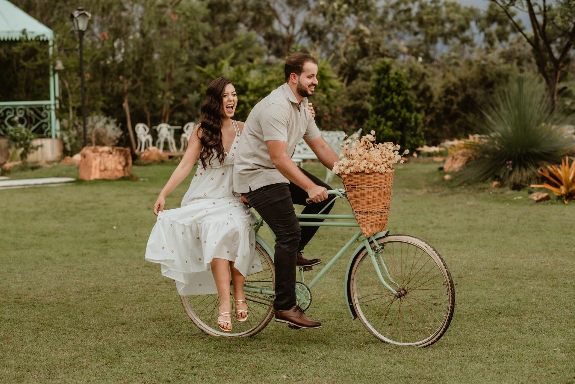 Foto Pré-wedding romântico com bike e flores na Villa Giardini DF - Karine e Gabriel Foto Pré-wedding romântico com bike e flores na Villa Giardini DF - Karine e Gabriel - Imagem 65