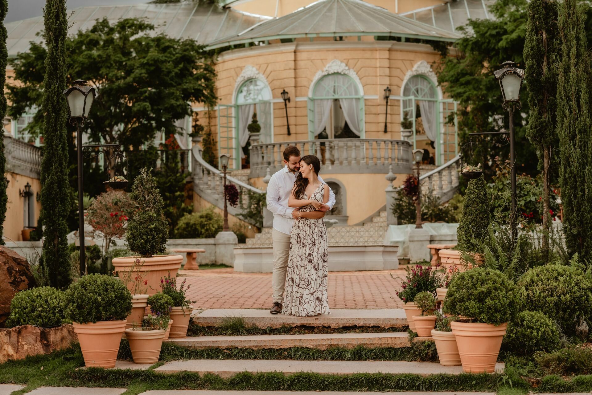 Foto Pré-wedding romântico com bike e flores na Villa Giardini DF - Karine e Gabriel Foto Pré-wedding romântico com bike e flores na Villa Giardini DF - Karine e Gabriel - Imagem 83