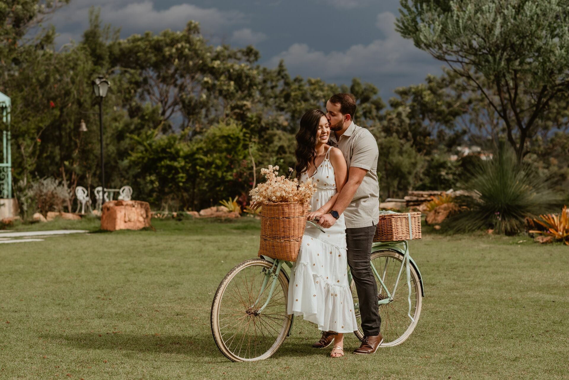 Foto Pré-wedding romântico com bike e flores na Villa Giardini DF - Karine e Gabriel Foto Pré-wedding romântico com bike e flores na Villa Giardini DF - Karine e Gabriel - Imagem 29
