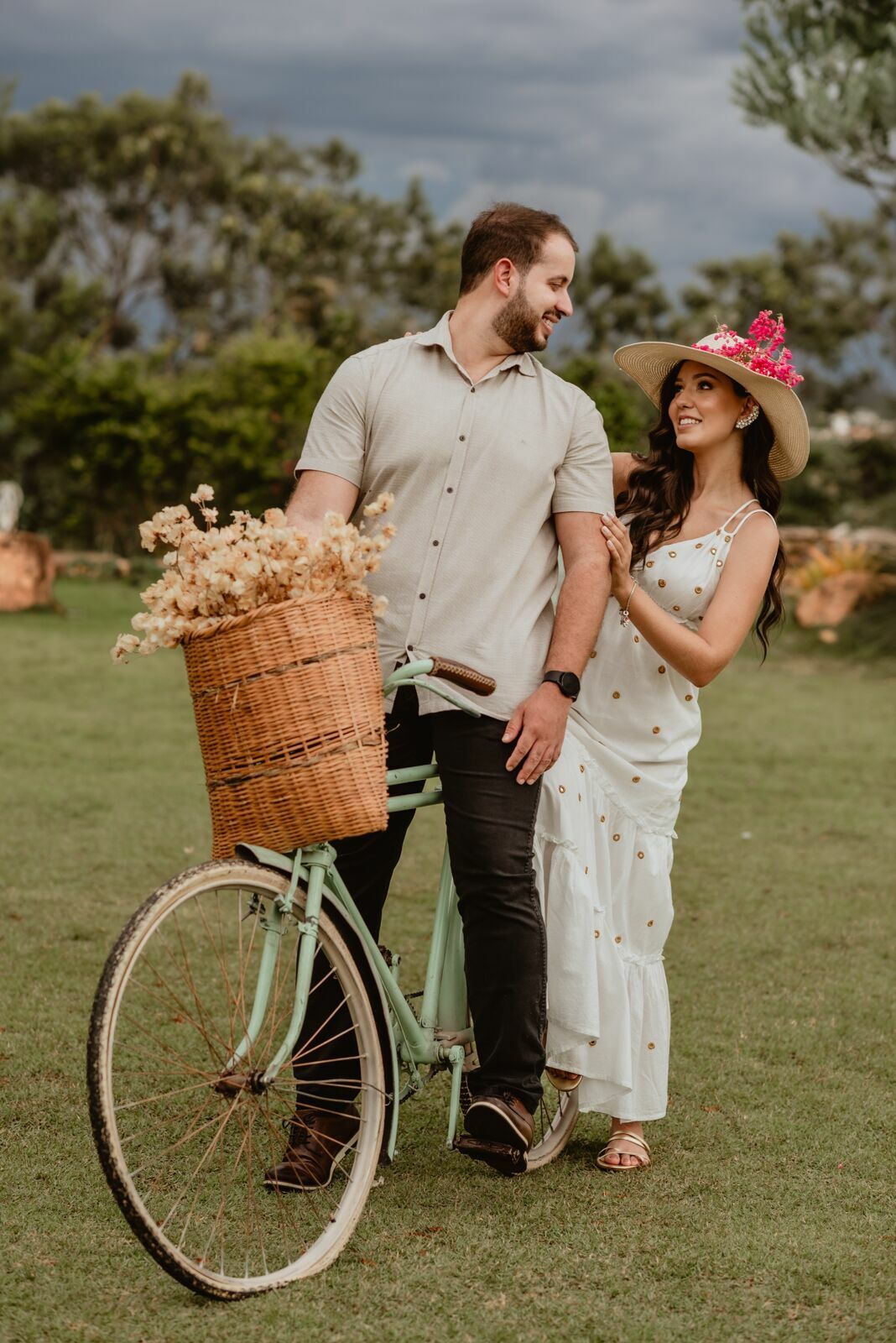 Foto Pré-wedding romântico com bike e flores na Villa Giardini DF - Karine e Gabriel Foto Pré-wedding romântico com bike e flores na Villa Giardini DF - Karine e Gabriel - Imagem 56