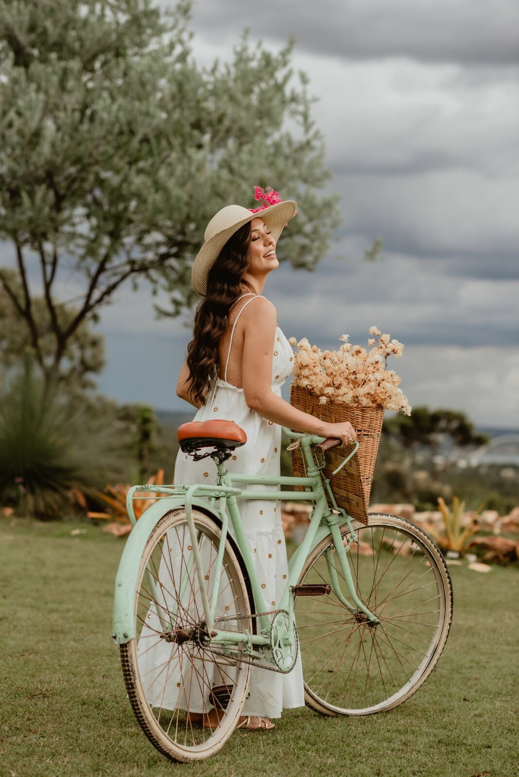 Foto Pré-wedding romântico com bike e flores na Villa Giardini DF - Karine e Gabriel Foto Pré-wedding romântico com bike e flores na Villa Giardini DF - Karine e Gabriel - Imagem 58