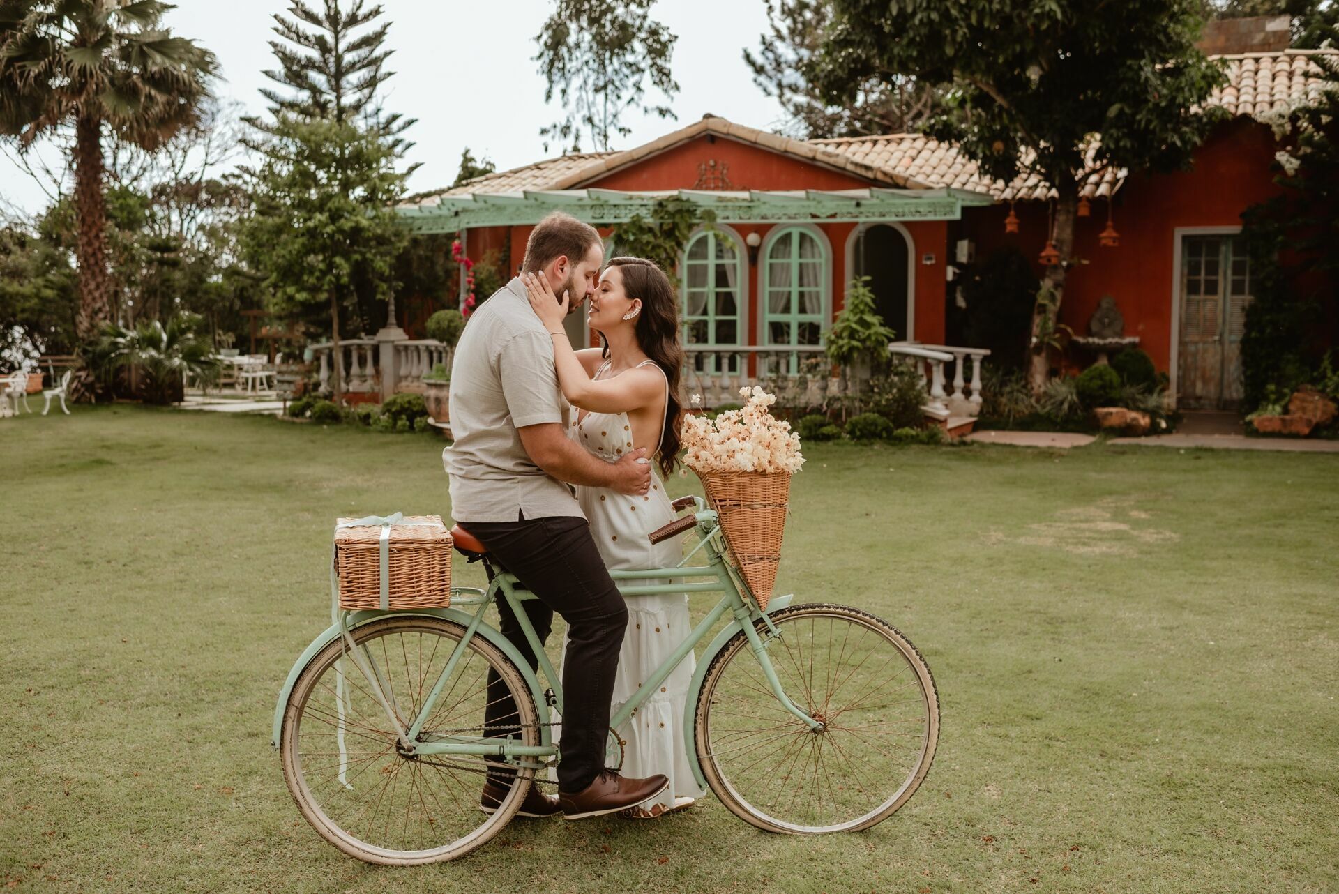 Foto Pré-wedding romântico com bike e flores na Villa Giardini DF - Karine e Gabriel Foto Pré-wedding romântico com bike e flores na Villa Giardini DF - Karine e Gabriel - Imagem 45