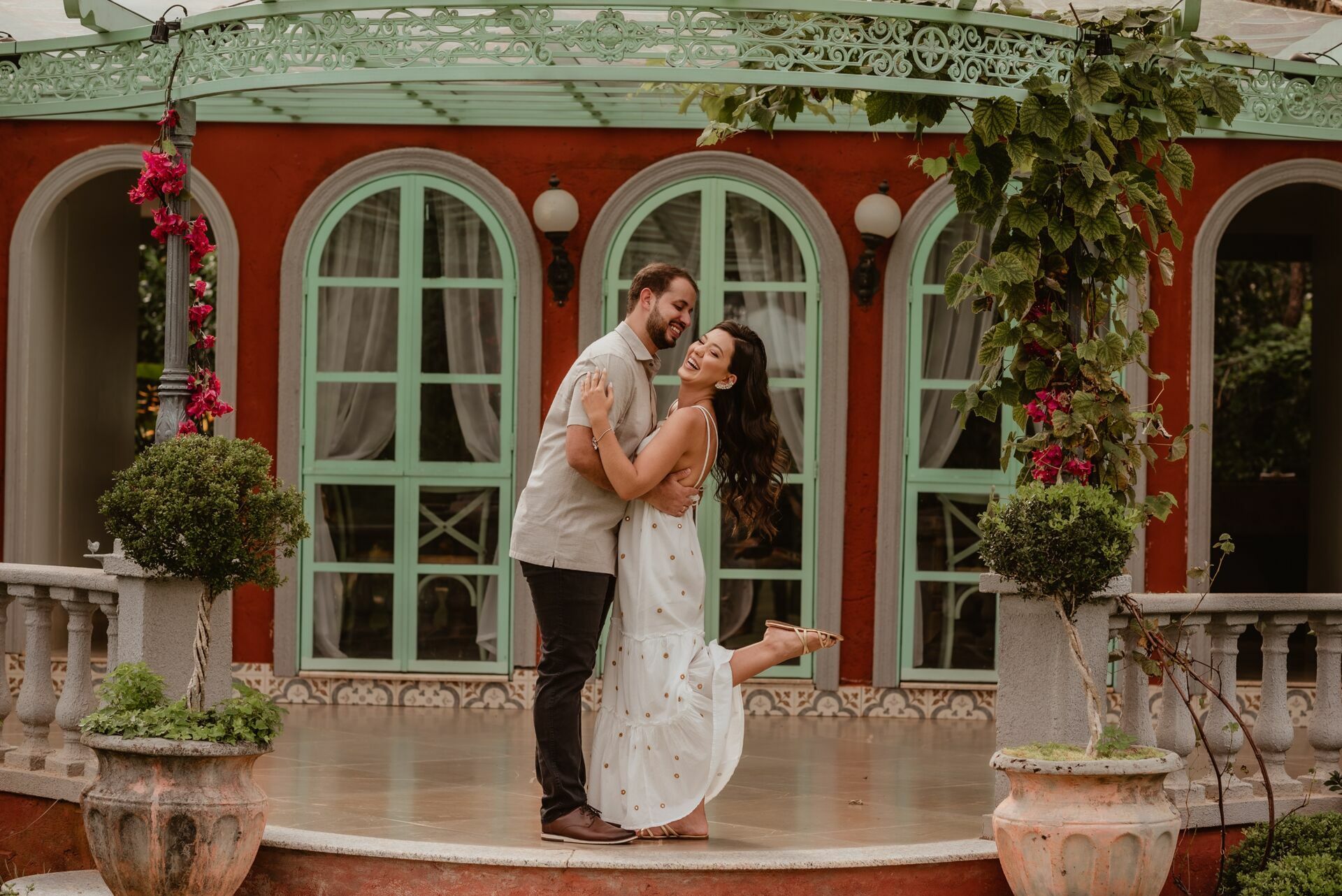 Foto Pré-wedding romântico com bike e flores na Villa Giardini DF - Karine e Gabriel Foto Pré-wedding romântico com bike e flores na Villa Giardini DF - Karine e Gabriel - Imagem 19