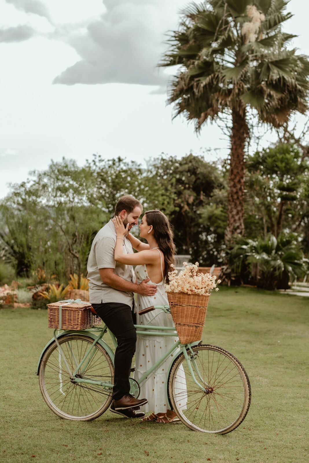 Foto Pré-wedding romântico com bike e flores na Villa Giardini DF - Karine e Gabriel Foto Pré-wedding romântico com bike e flores na Villa Giardini DF - Karine e Gabriel - Imagem 43