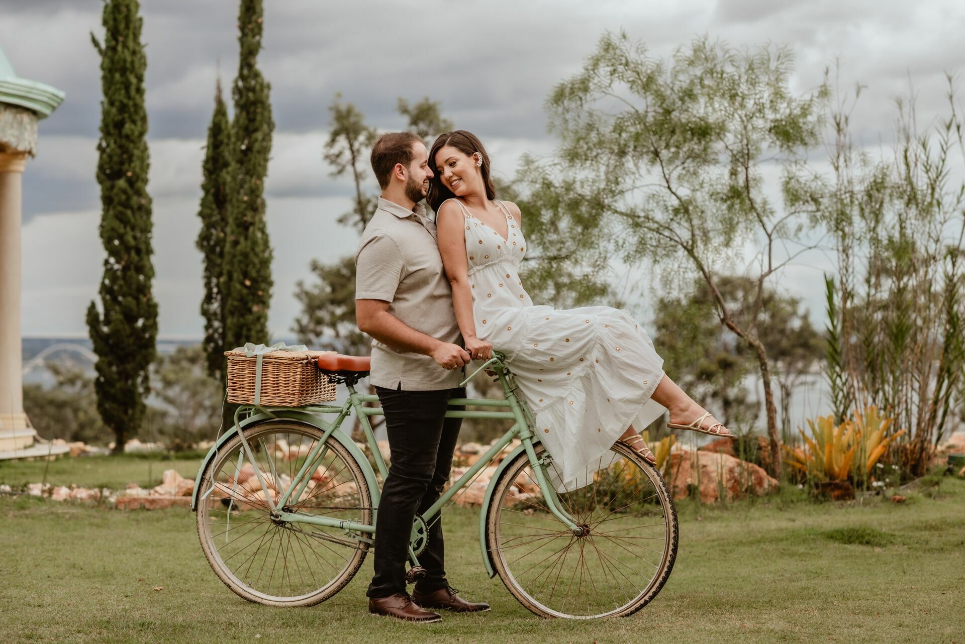 Foto Pré-wedding romântico com bike e flores na Villa Giardini DF - Karine e Gabriel Foto Pré-wedding romântico com bike e flores na Villa Giardini DF - Karine e Gabriel - Imagem 67