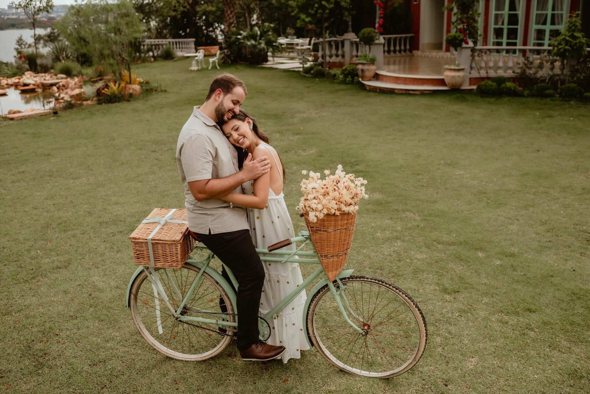 Foto Pré-wedding romântico com bike e flores na Villa Giardini DF - Karine e Gabriel Foto Pré-wedding romântico com bike e flores na Villa Giardini DF - Karine e Gabriel - Imagem 48