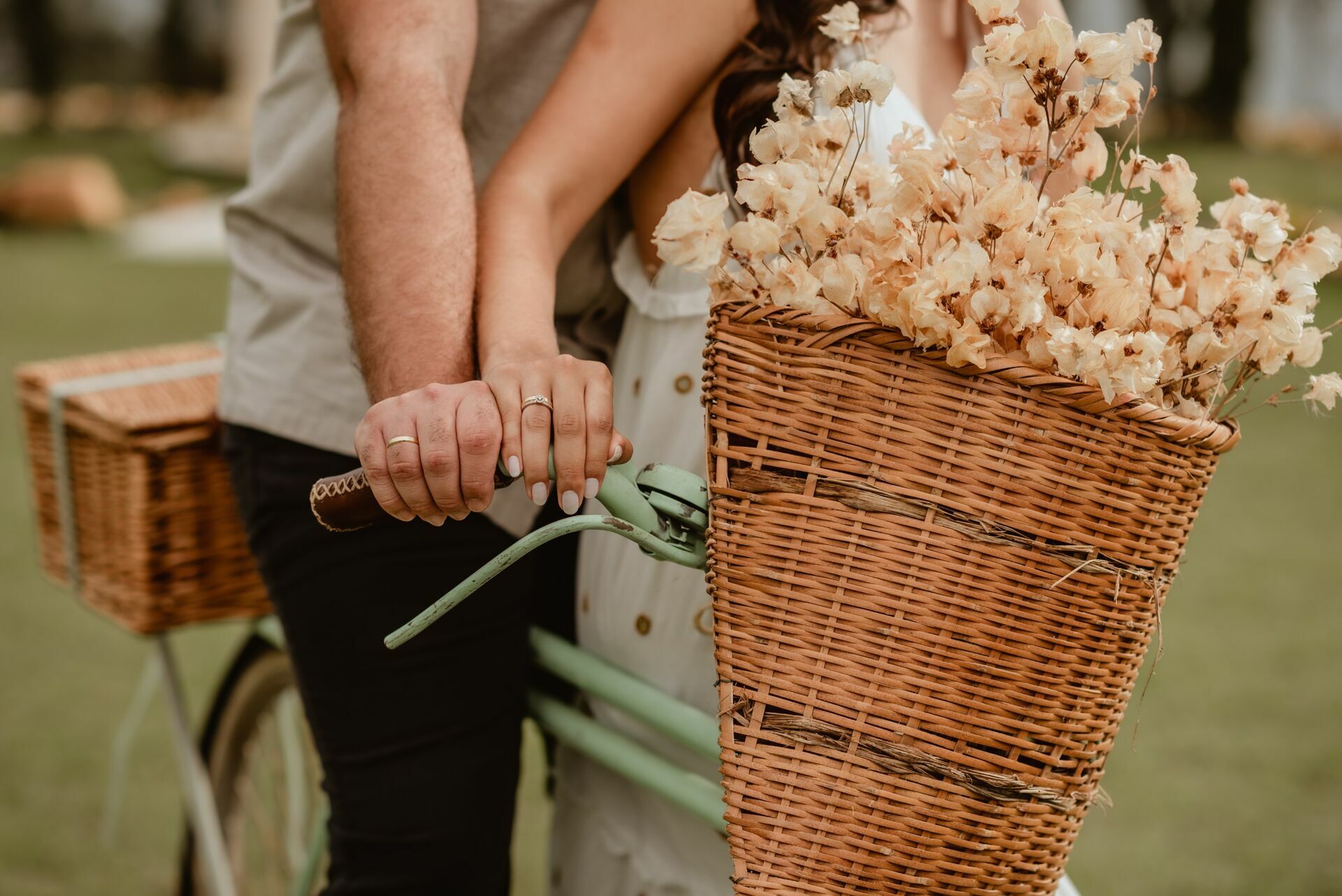 Foto Pré-wedding romântico com bike e flores na Villa Giardini DF - Karine e Gabriel Foto Pré-wedding romântico com bike e flores na Villa Giardini DF - Karine e Gabriel - Imagem 41