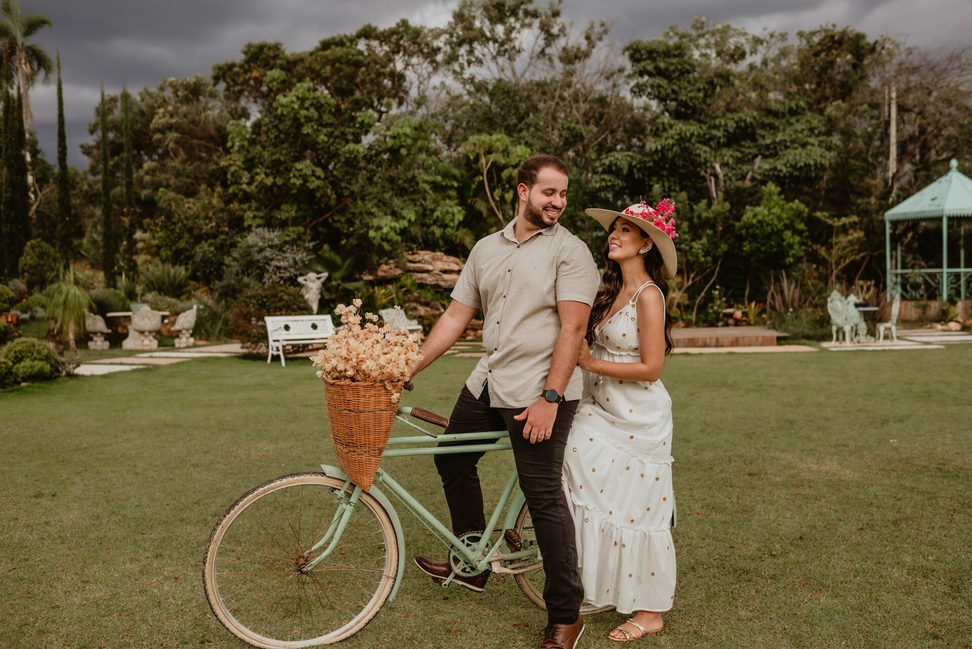 Foto Pré-wedding romântico com bike e flores na Villa Giardini DF - Karine e Gabriel Foto Pré-wedding romântico com bike e flores na Villa Giardini DF - Karine e Gabriel - Imagem 50