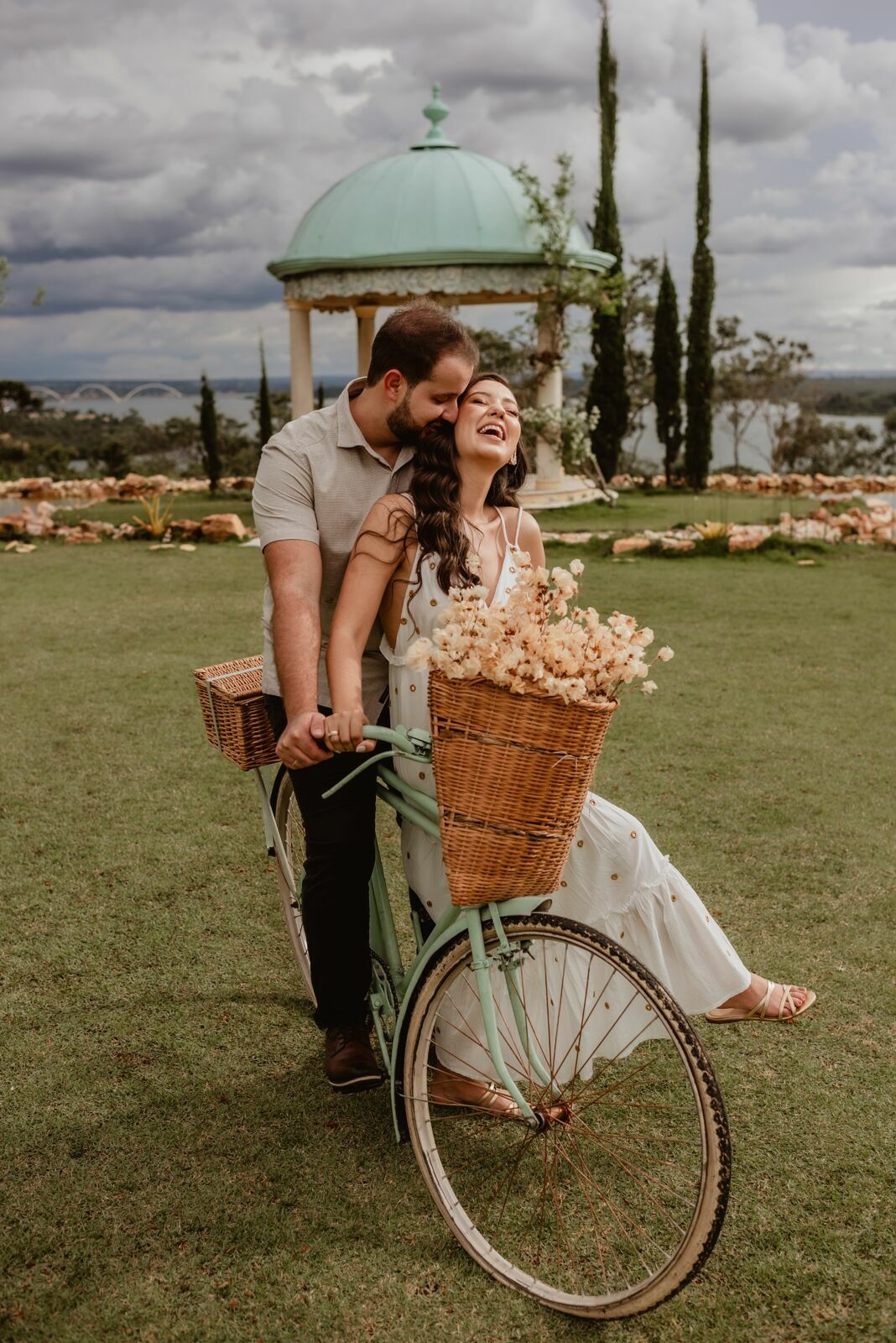 Foto Pré-wedding romântico com bike e flores na Villa Giardini DF - Karine e Gabriel Foto Pré-wedding romântico com bike e flores na Villa Giardini DF - Karine e Gabriel - Imagem 36