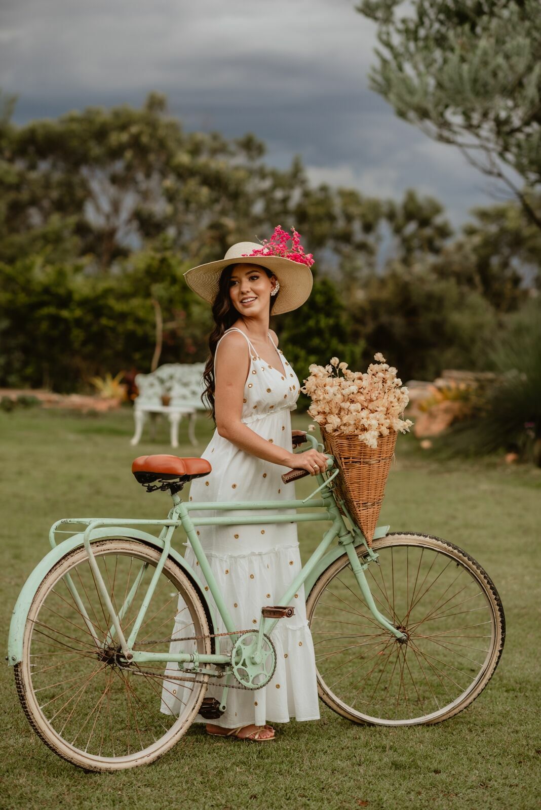 Foto Pré-wedding romântico com bike e flores na Villa Giardini DF - Karine e Gabriel Foto Pré-wedding romântico com bike e flores na Villa Giardini DF - Karine e Gabriel - Imagem 63
