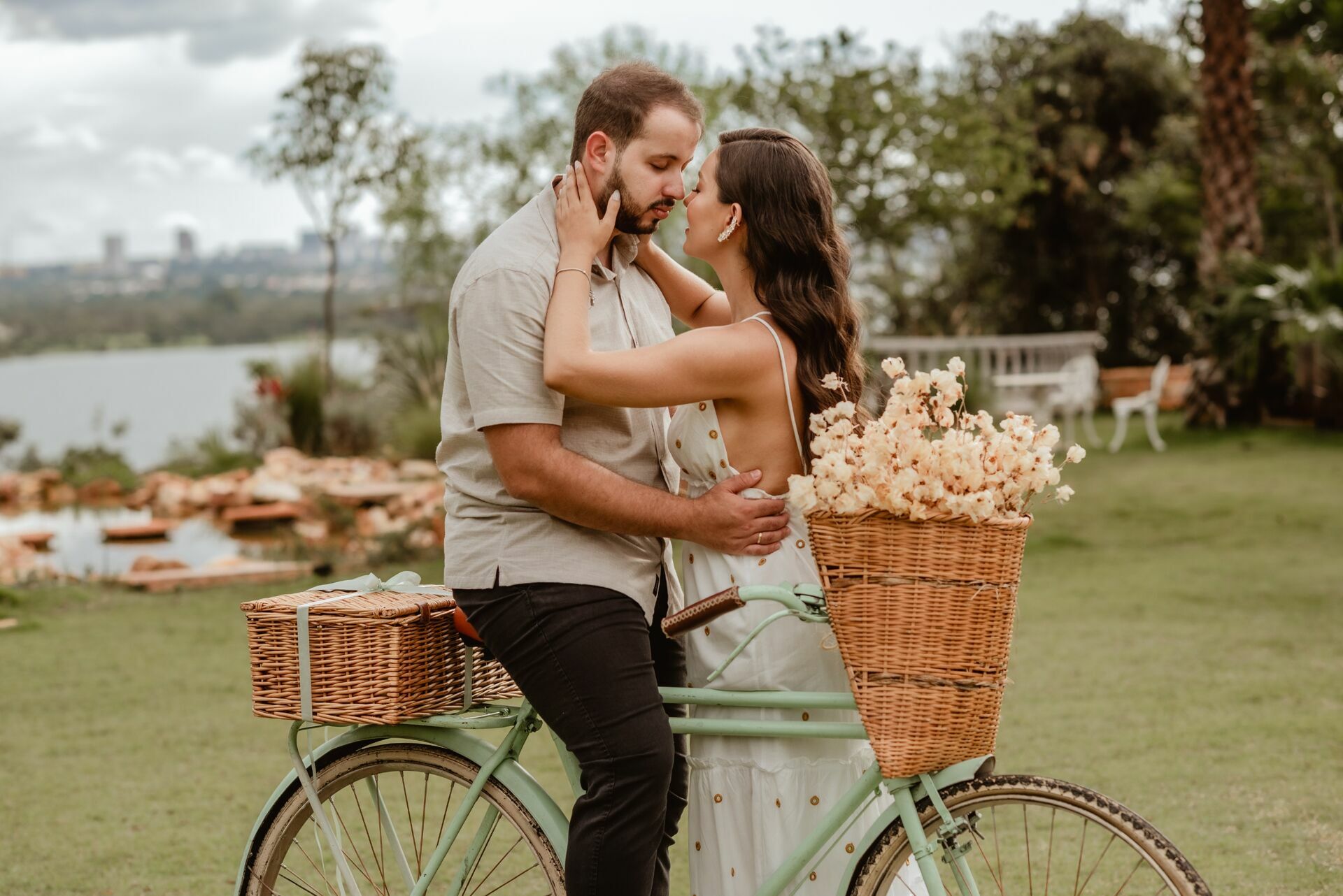 Foto Pré-wedding romântico com bike e flores na Villa Giardini DF - Karine e Gabriel Foto Pré-wedding romântico com bike e flores na Villa Giardini DF - Karine e Gabriel - Imagem 44