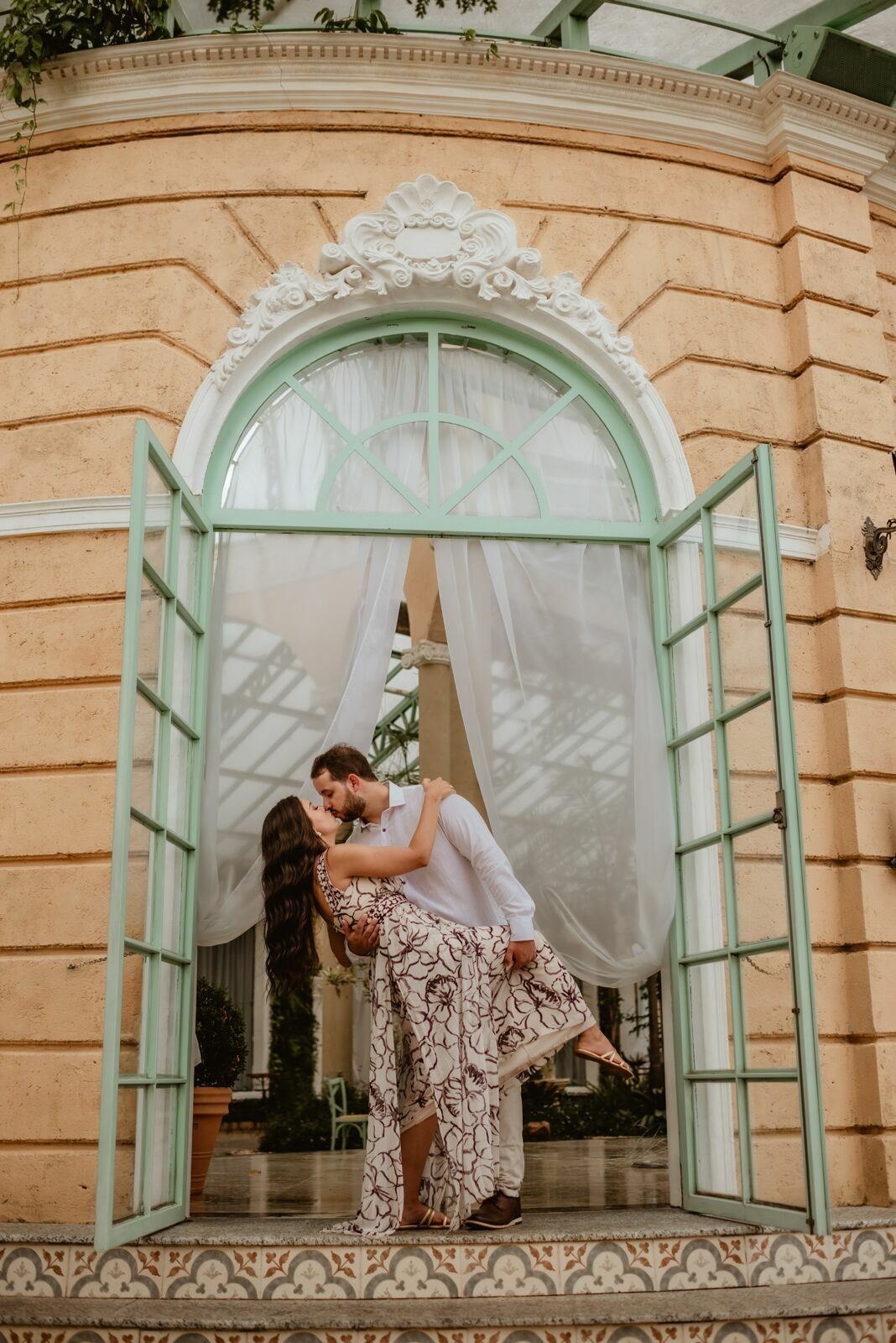 Foto Pré-wedding romântico com bike e flores na Villa Giardini DF - Karine e Gabriel Foto Pré-wedding romântico com bike e flores na Villa Giardini DF - Karine e Gabriel - Imagem 110